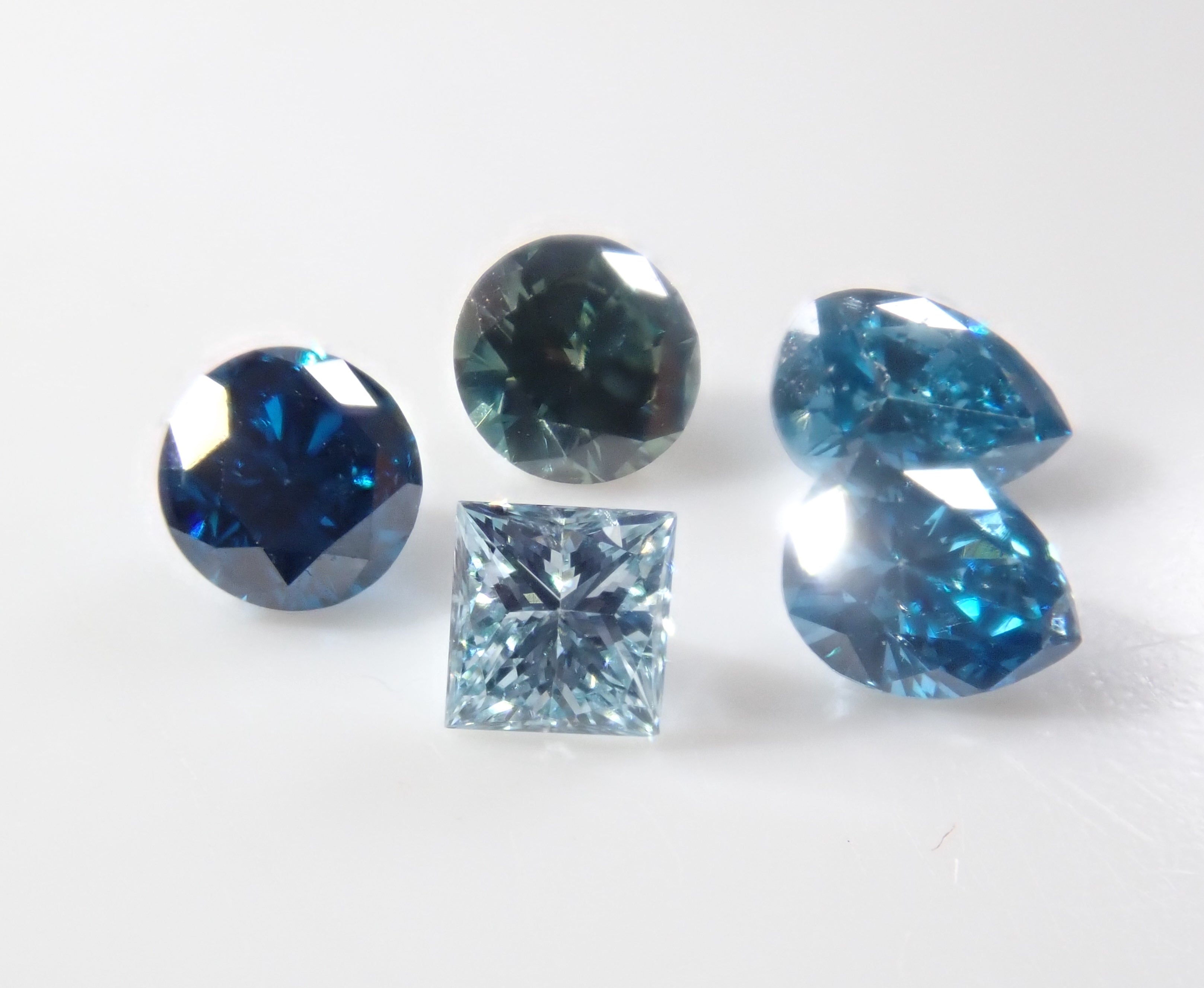 限量10顆：倫敦藍鑽扭蛋裸鑽（含3.6毫米，VS-SI級，經處理）[多買有折扣]