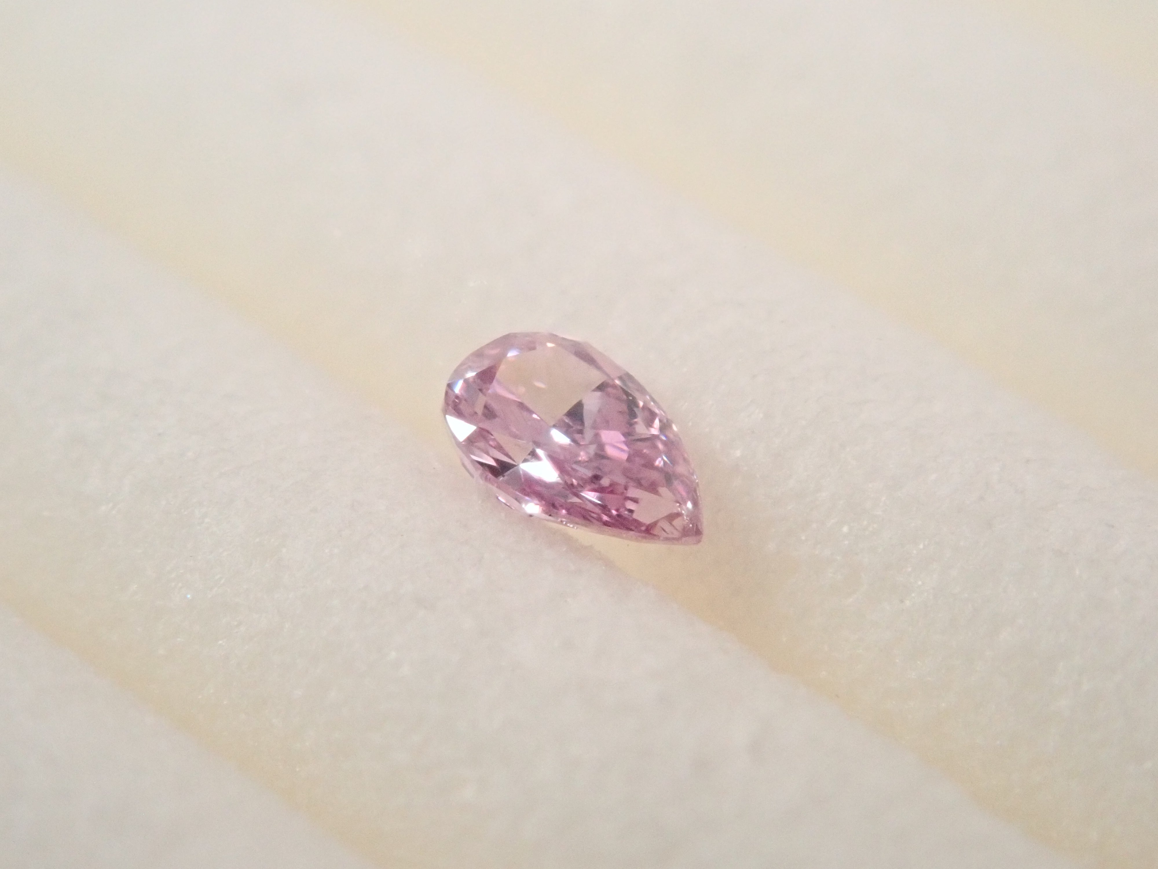 【32501867掲載】パープルダイヤモンド 0.048ctルース(FANCY VIVID PINK PURPLE, SI-1)