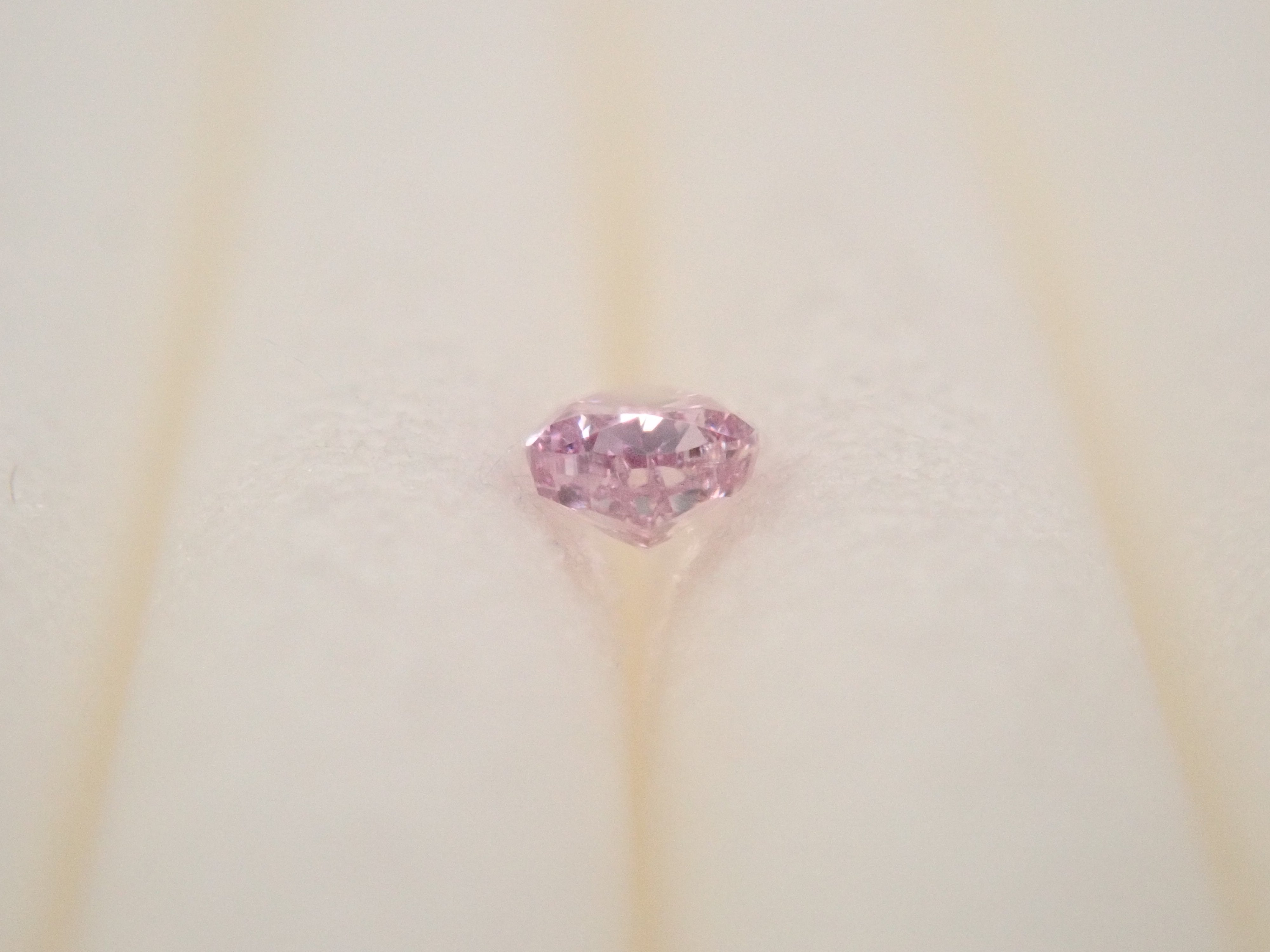 【32501867掲載】パープルダイヤモンド 0.048ctルース(FANCY VIVID PINK PURPLE, SI-1)