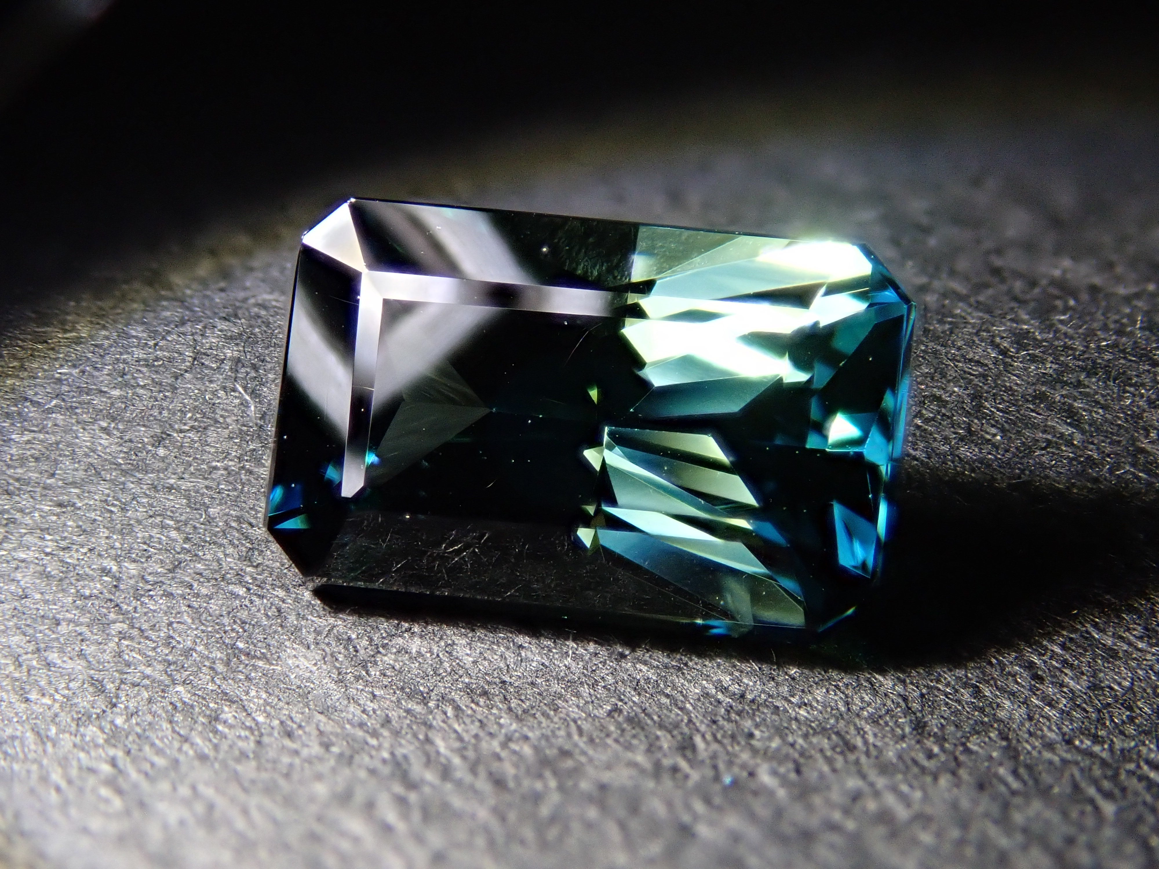 【12562747掲載】マダガスカル産非加熱ティールグリーンサファイア 1.740ctルース