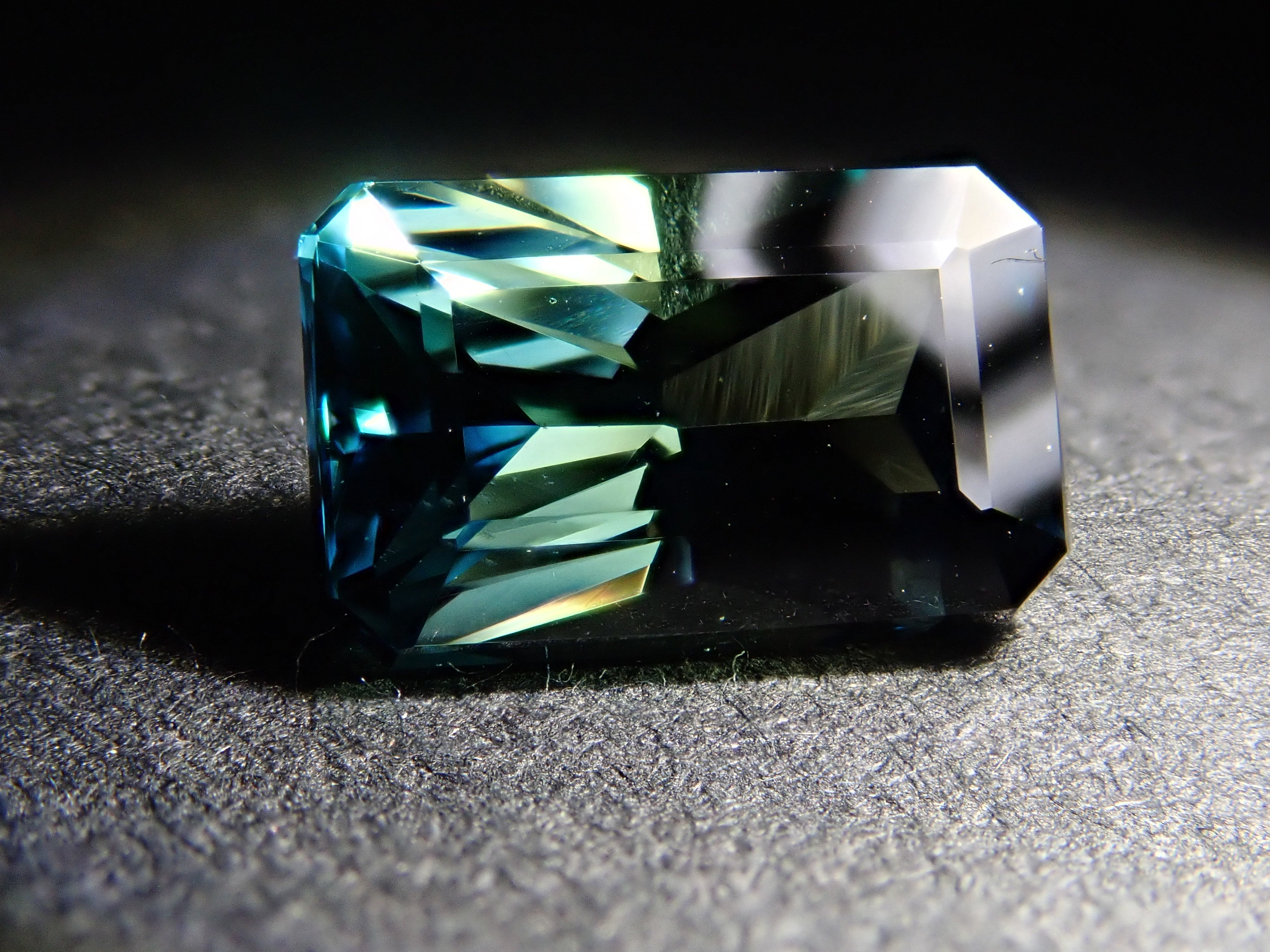 【12562747掲載】マダガスカル産非加熱ティールグリーンサファイア 1.740ctルース