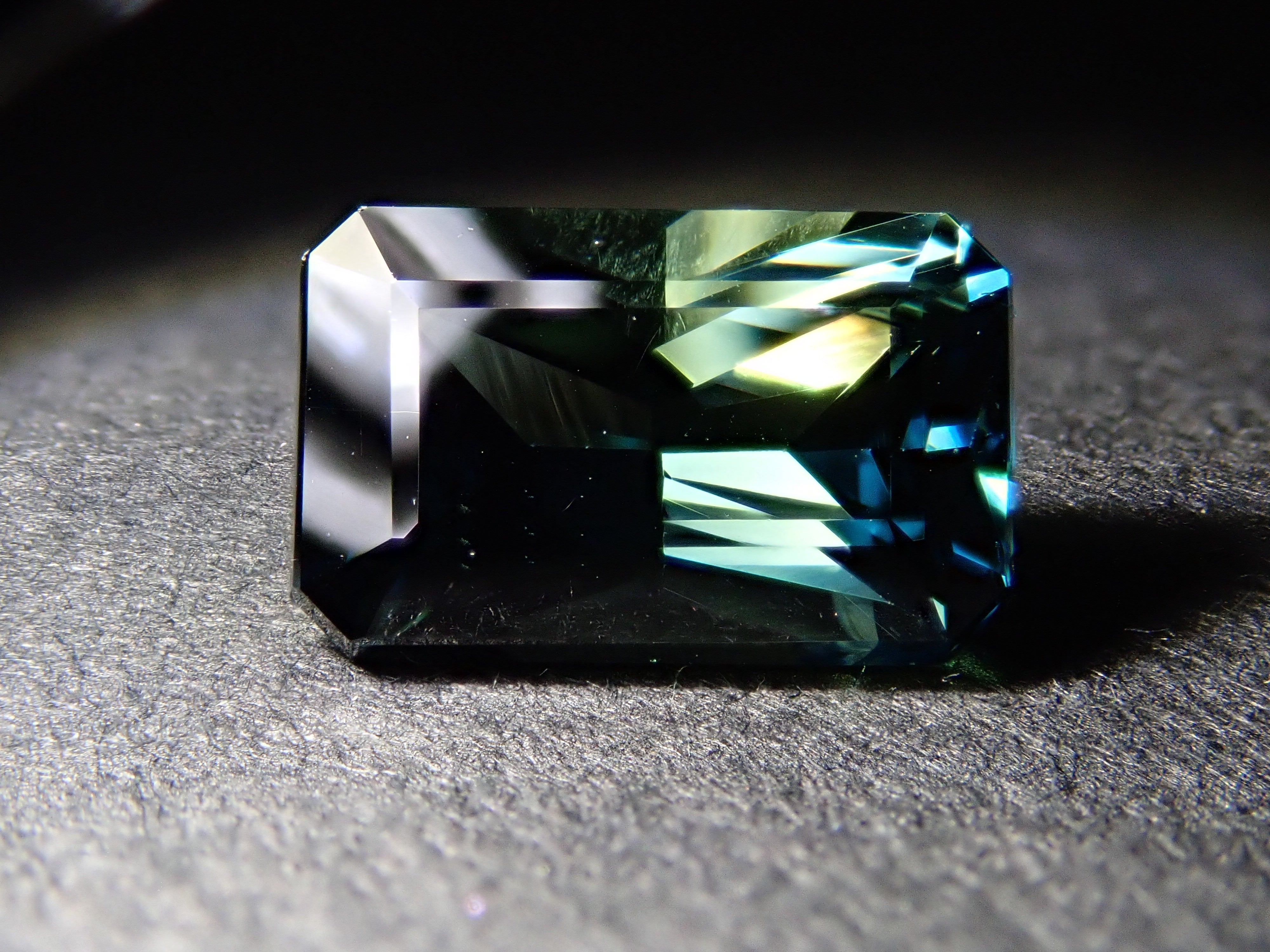 マダガスカル産非加熱ティールグリーンサファイア 1.74ctルース GIA