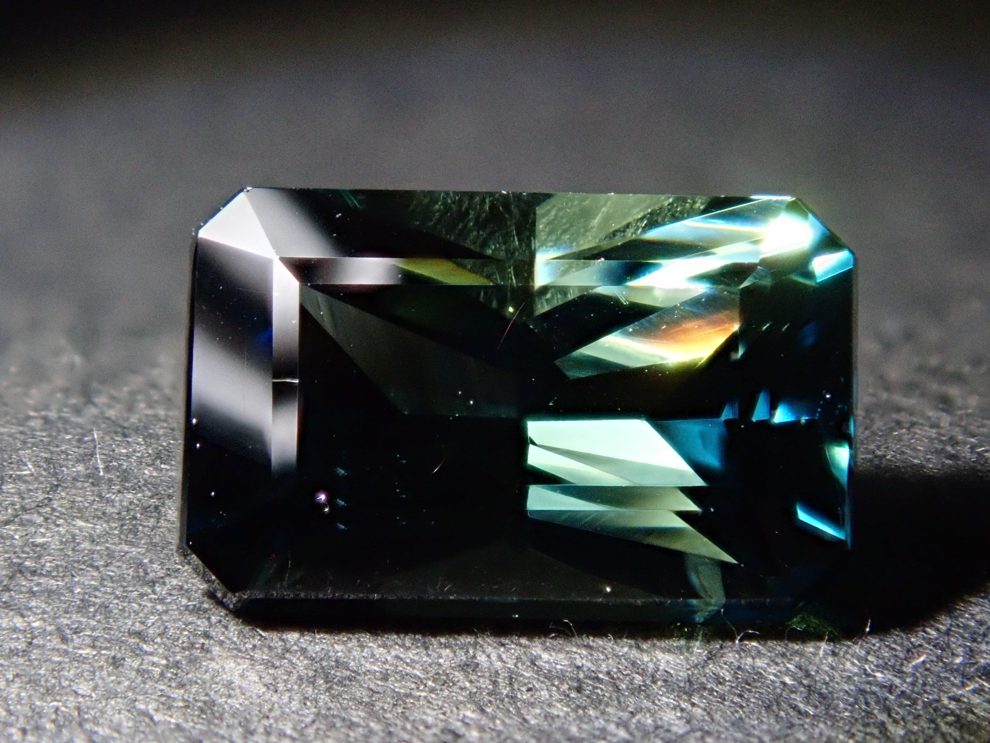 【12562747掲載】マダガスカル産非加熱ティールグリーンサファイア 1.740ctルース