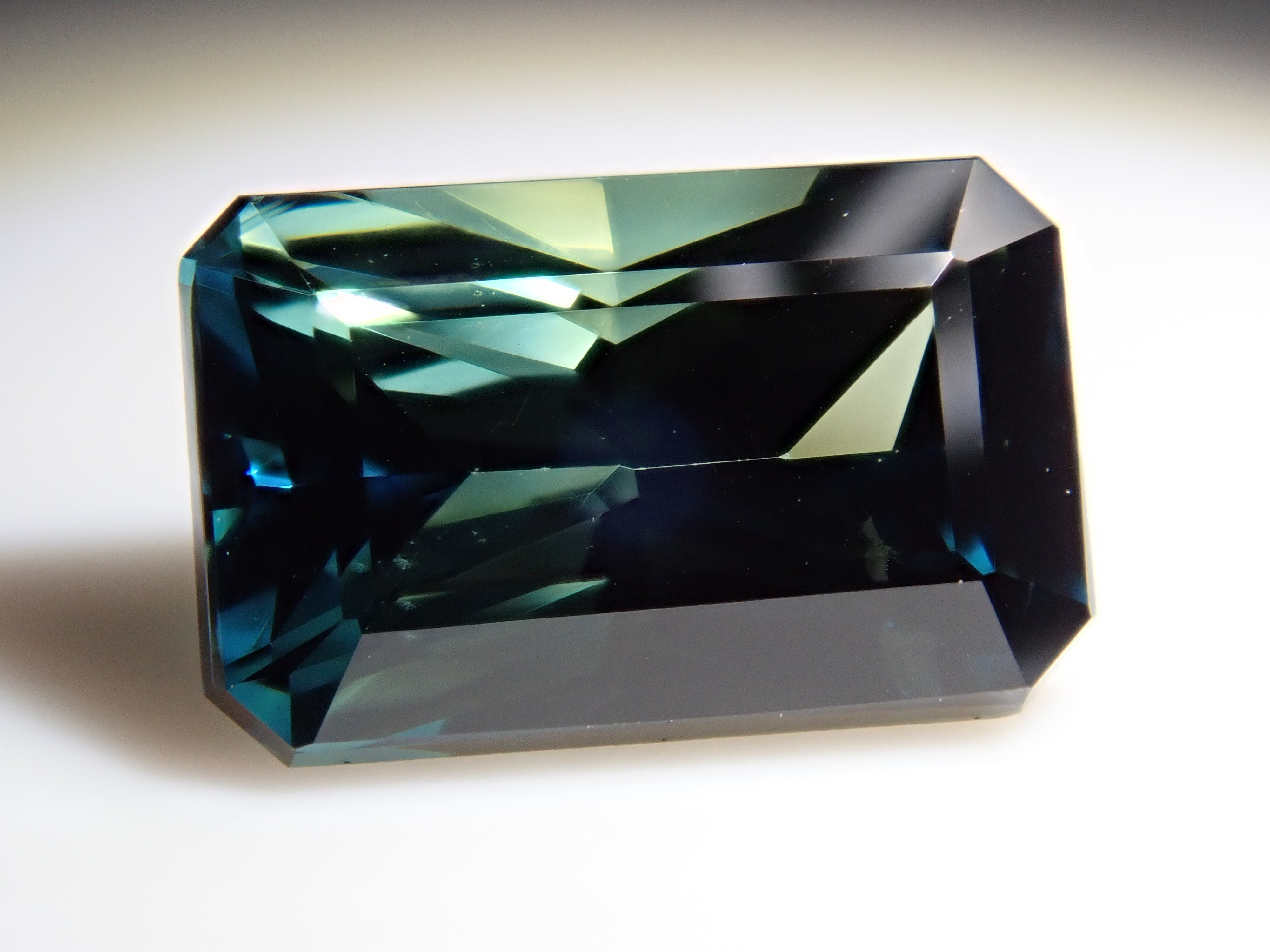 【12562747掲載】マダガスカル産非加熱ティールグリーンサファイア 1.740ctルース