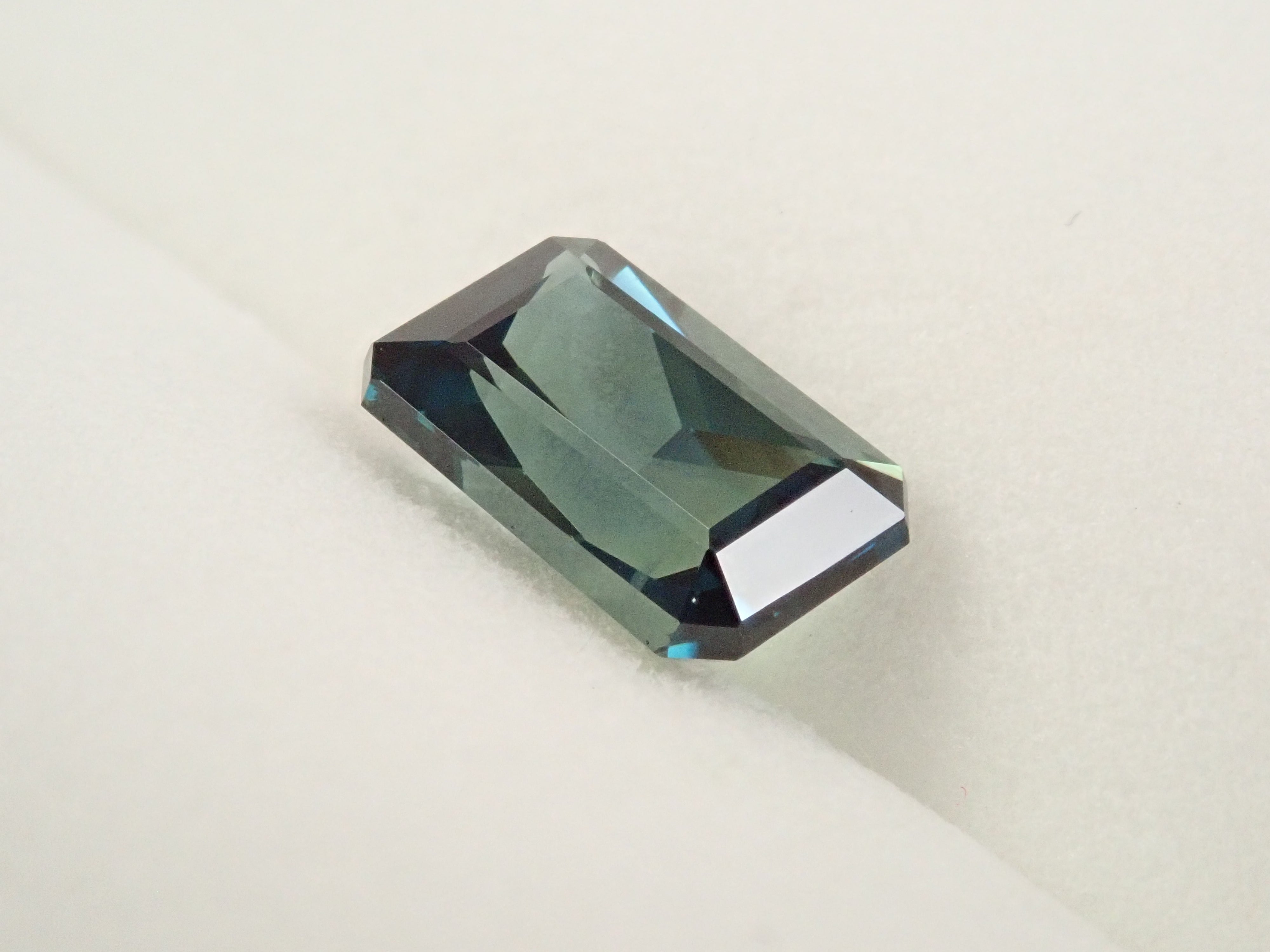 【12562747掲載】マダガスカル産非加熱ティールグリーンサファイア 1.740ctルース
