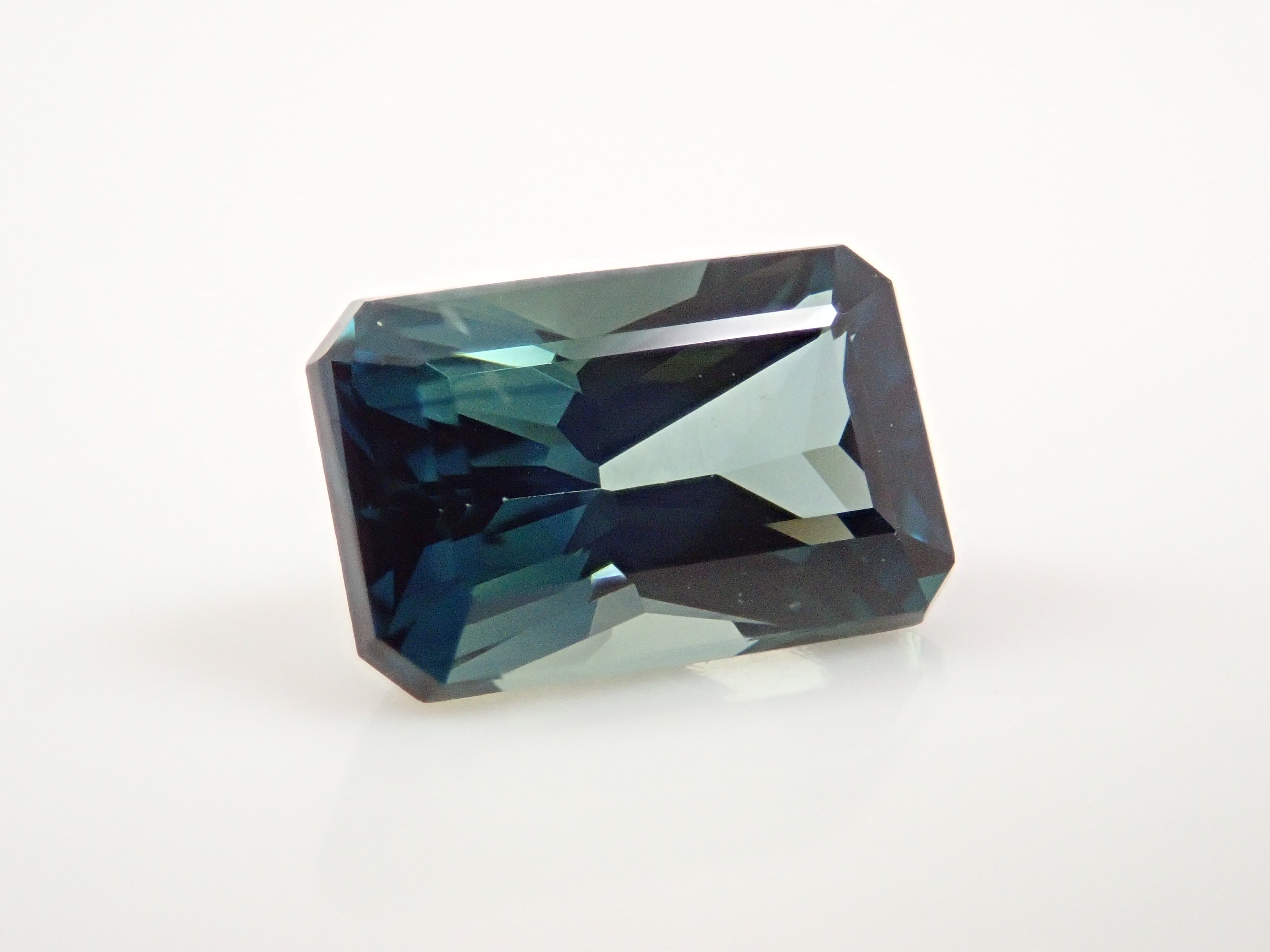 【12562747掲載】マダガスカル産非加熱ティールグリーンサファイア 1.740ctルース