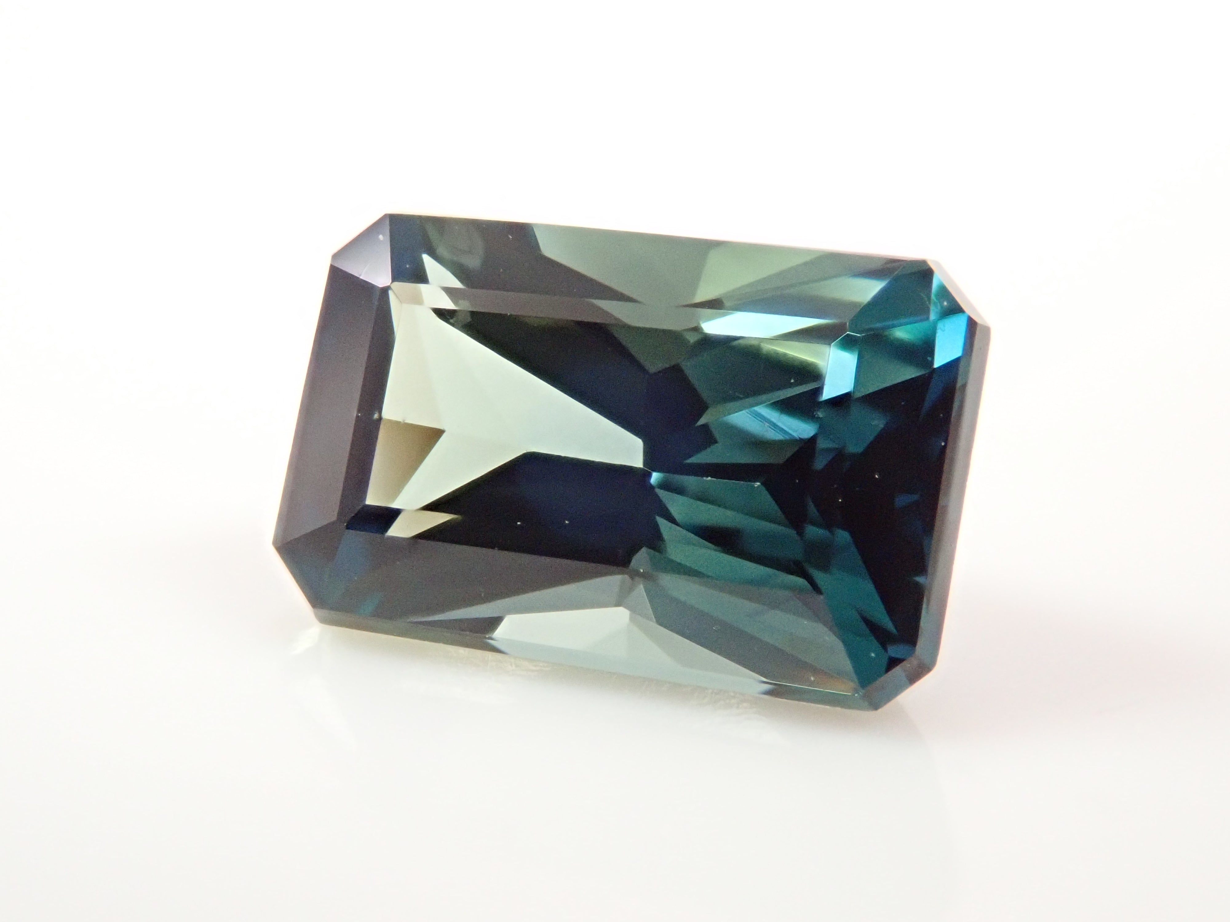【12562747掲載】マダガスカル産非加熱ティールグリーンサファイア 1.740ctルース