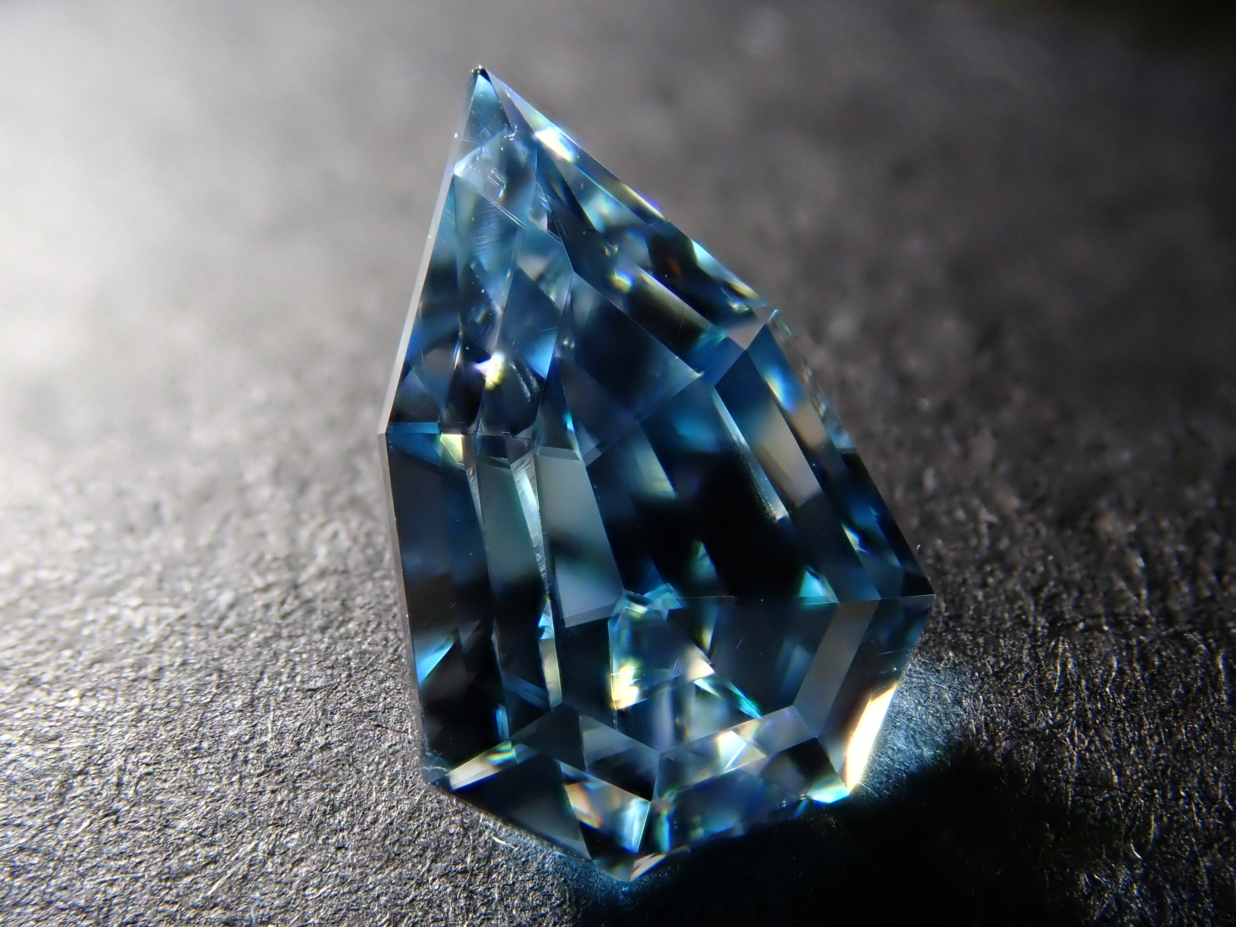 Posted as 12562691] Malawi Bicolor Zircon 2.082ct Loose