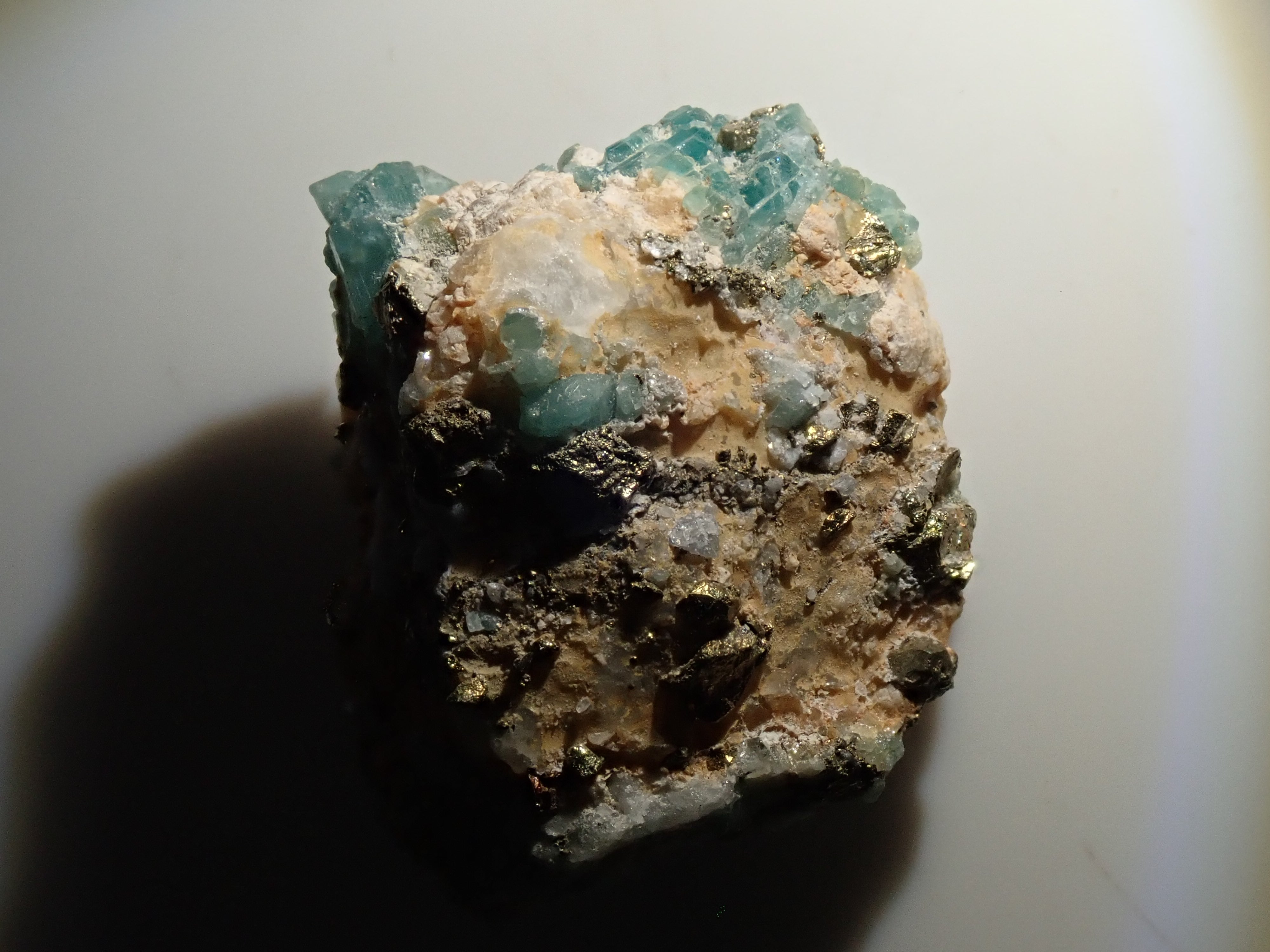 【12562829掲載】コロンビア産パイライト付ユークレース 23.430ct原石