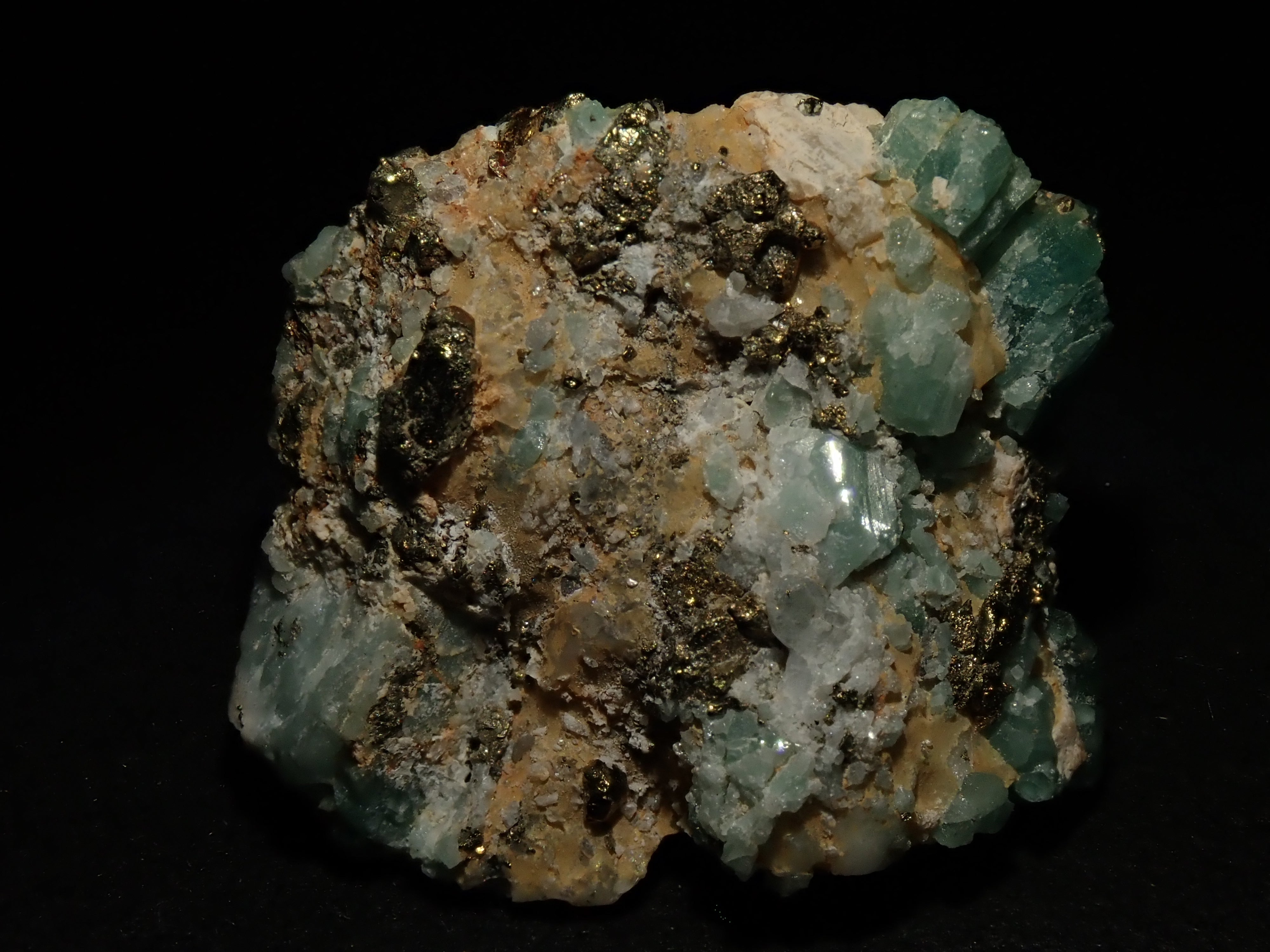 【12562829掲載】コロンビア産パイライト付ユークレース 23.430ct原石