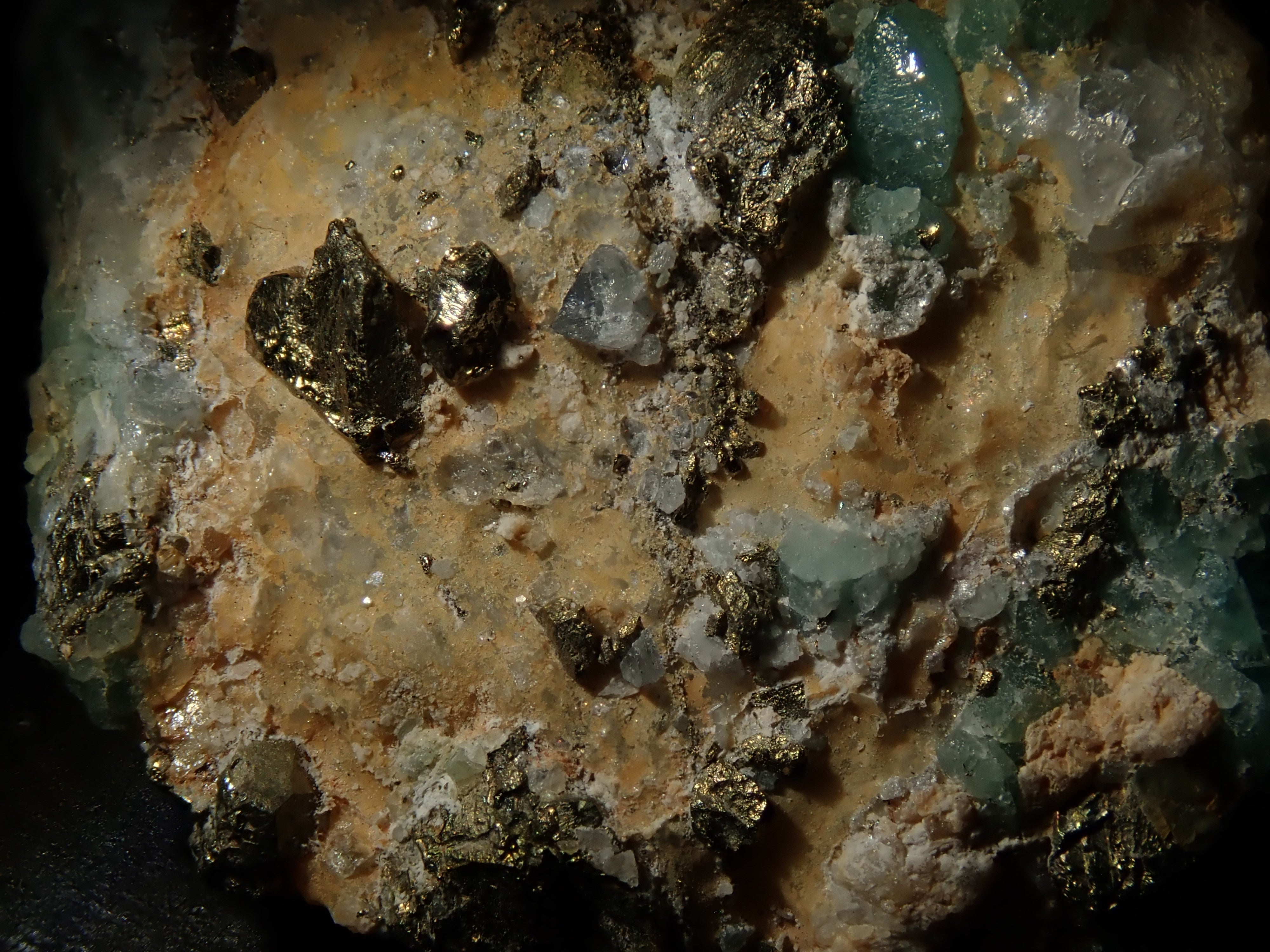 【12562829掲載】コロンビア産パイライト付ユークレース 23.430ct原石