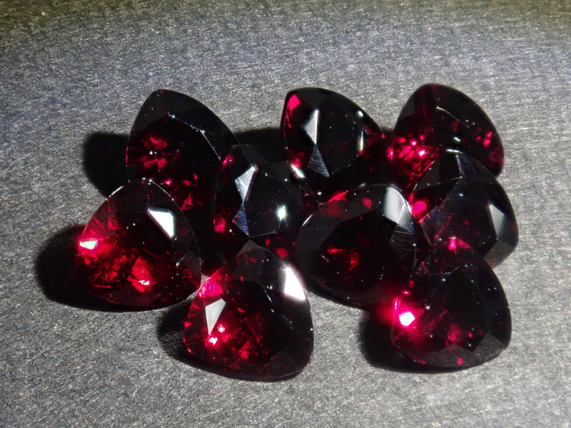 [On sale from 10pm on 4/26] {Limited to 9 stones} American Anthill Garnet (Chrome Pyrope Garnet, Trilliant Cut 4.0mm) 1 loose stone {Multiple purchase discounts available}