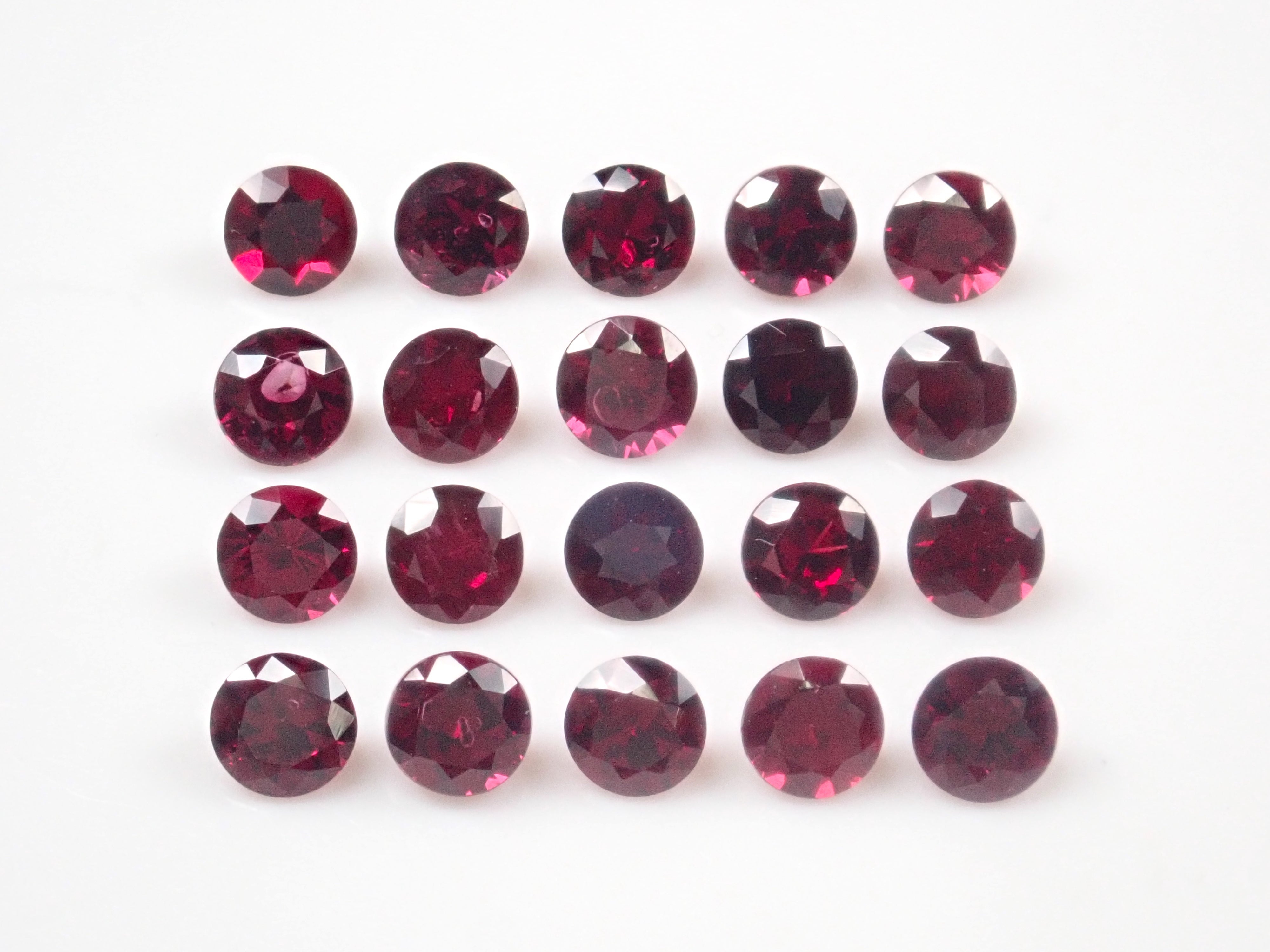 Limited to 20 stones: American Anthill Garnet (Chrome Pyrope Garnet, Round Cut 4.0mm) 1 loose stone (Multiple purchase discounts available)