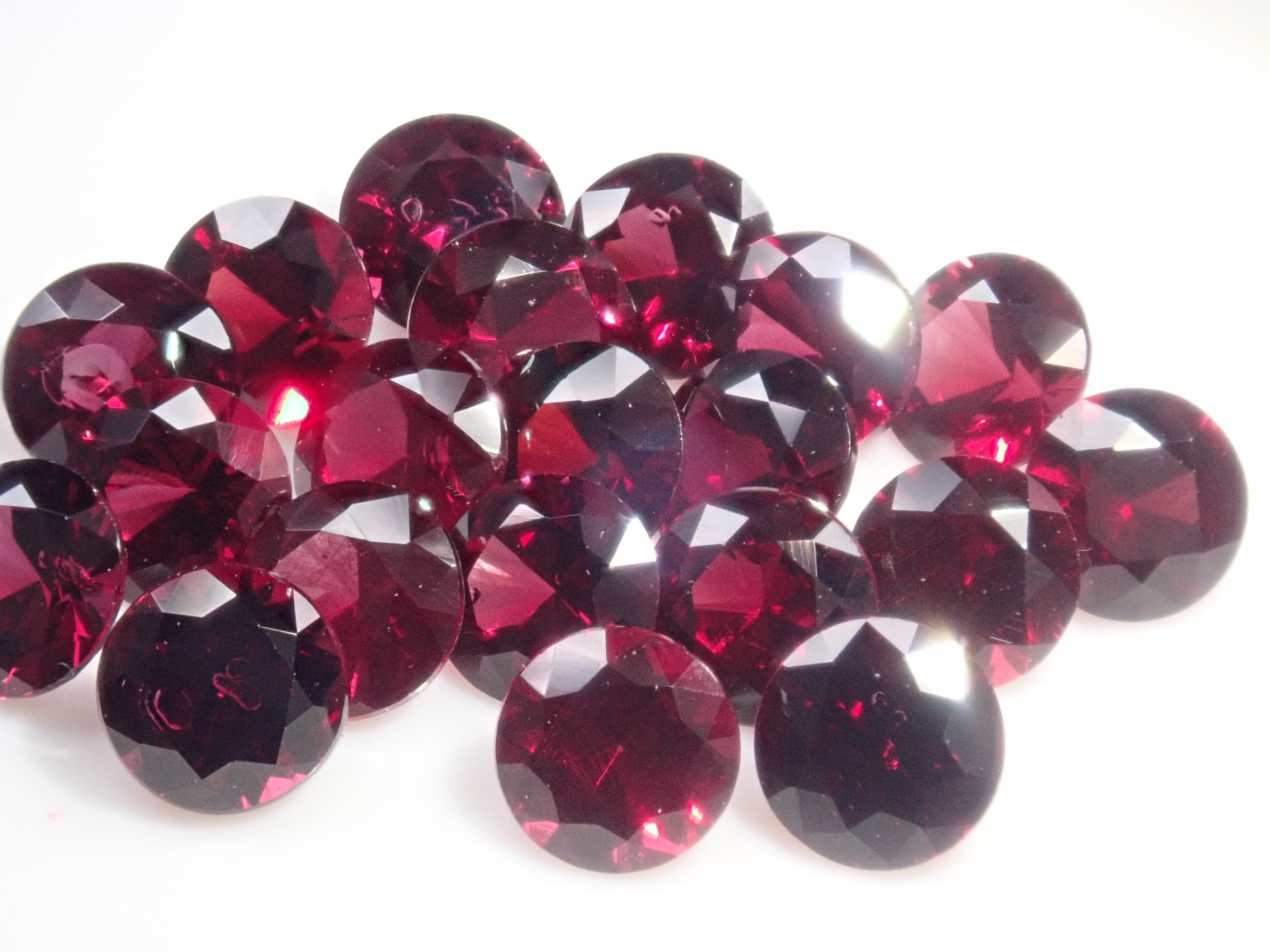 Limited to 20 stones: American Anthill Garnet (Chrome Pyrope Garnet, Round Cut 4.0mm) 1 loose stone (Multiple purchase discounts available)