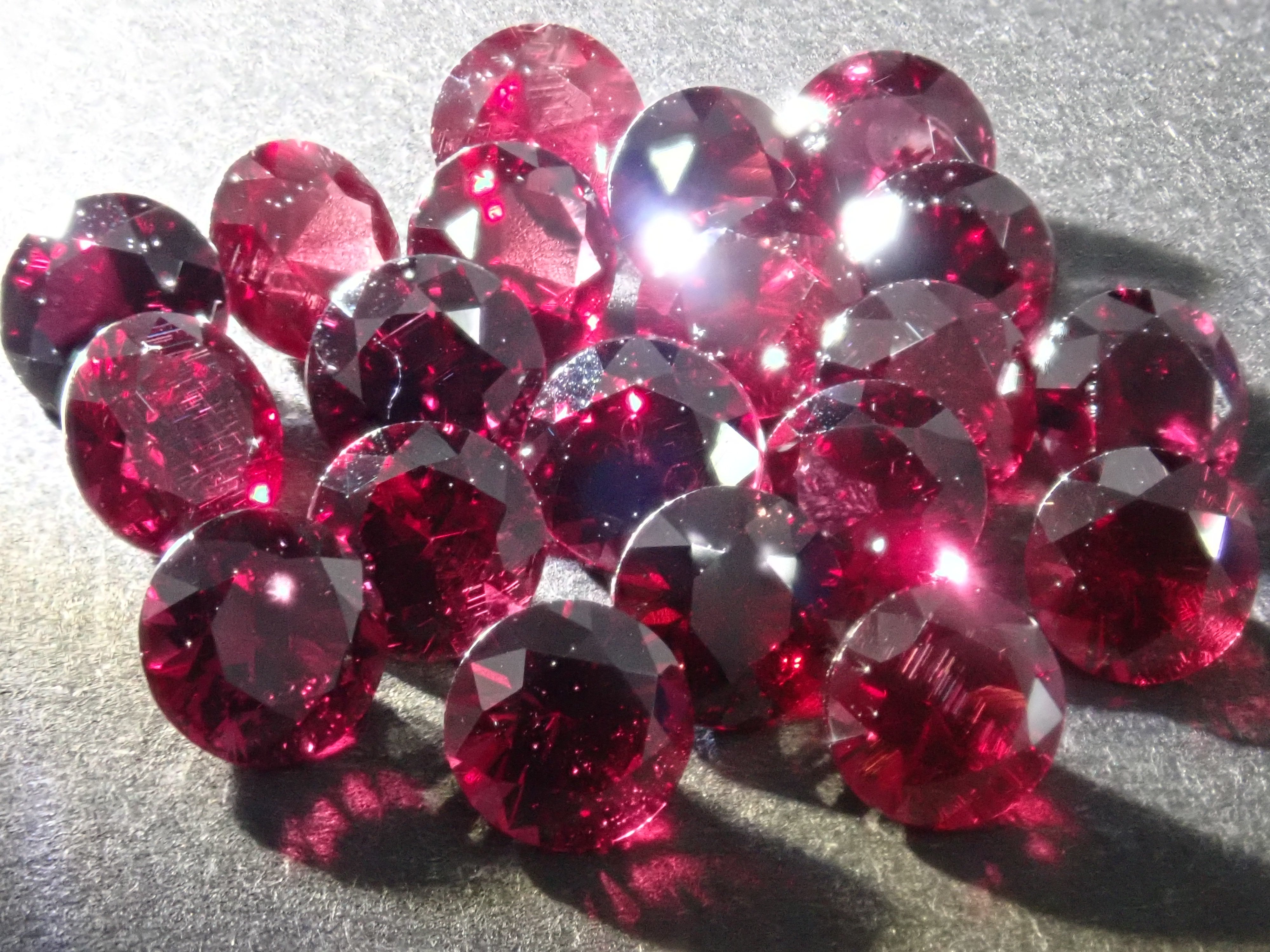 Limited to 20 stones: American Anthill Garnet (Chrome Pyrope Garnet, Round Cut 4.0mm) 1 loose stone (Multiple purchase discounts available)