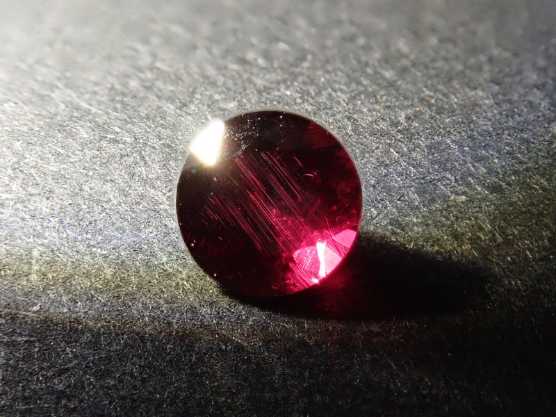 Limited to 20 stones: American Anthill Garnet (Chrome Pyrope Garnet, Round Cut 4.0mm) 1 loose stone (Multiple purchase discounts available)