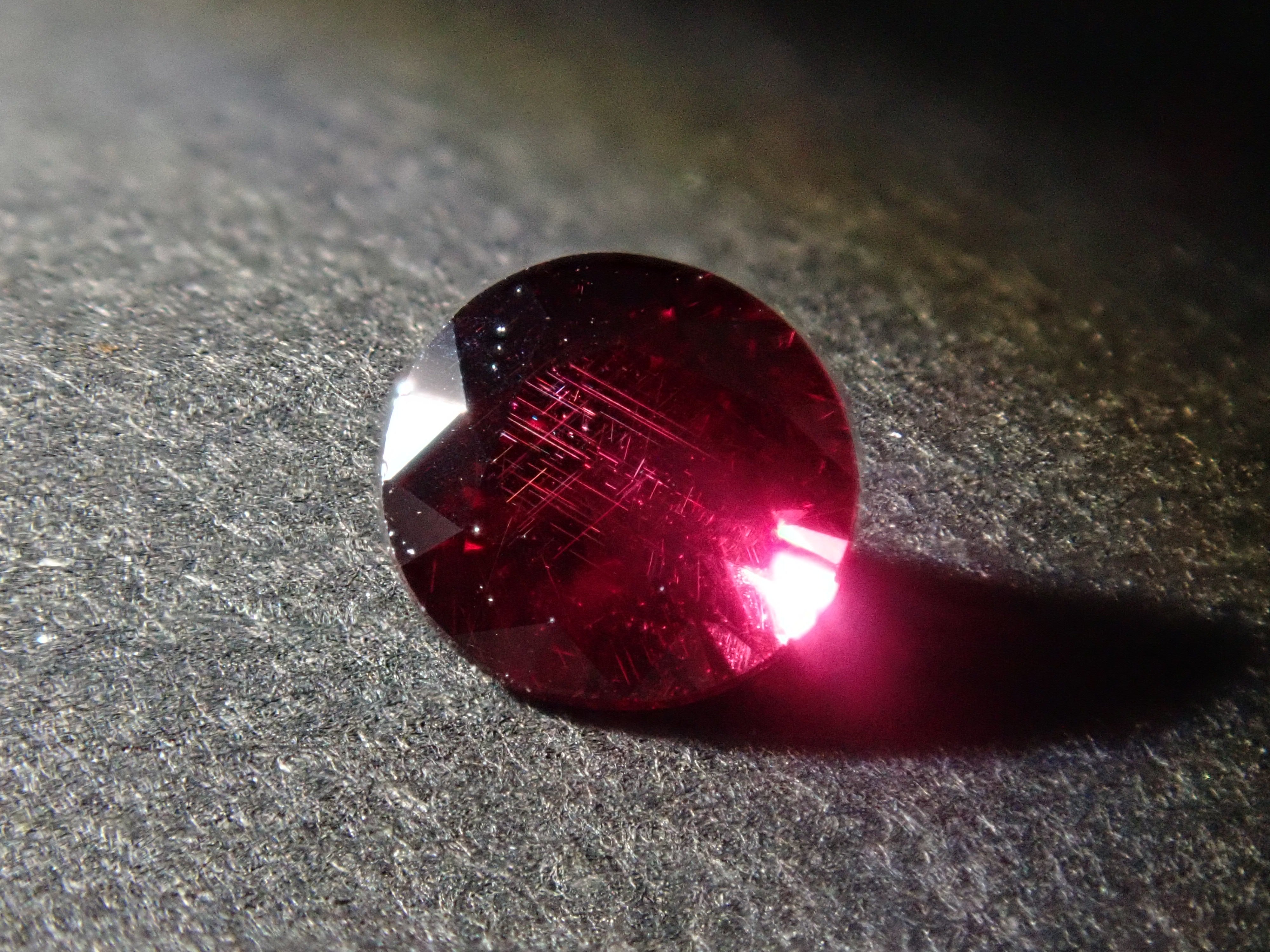 Limited to 20 stones: American Anthill Garnet (Chrome Pyrope Garnet, Round Cut 4.0mm) 1 loose stone (Multiple purchase discounts available)