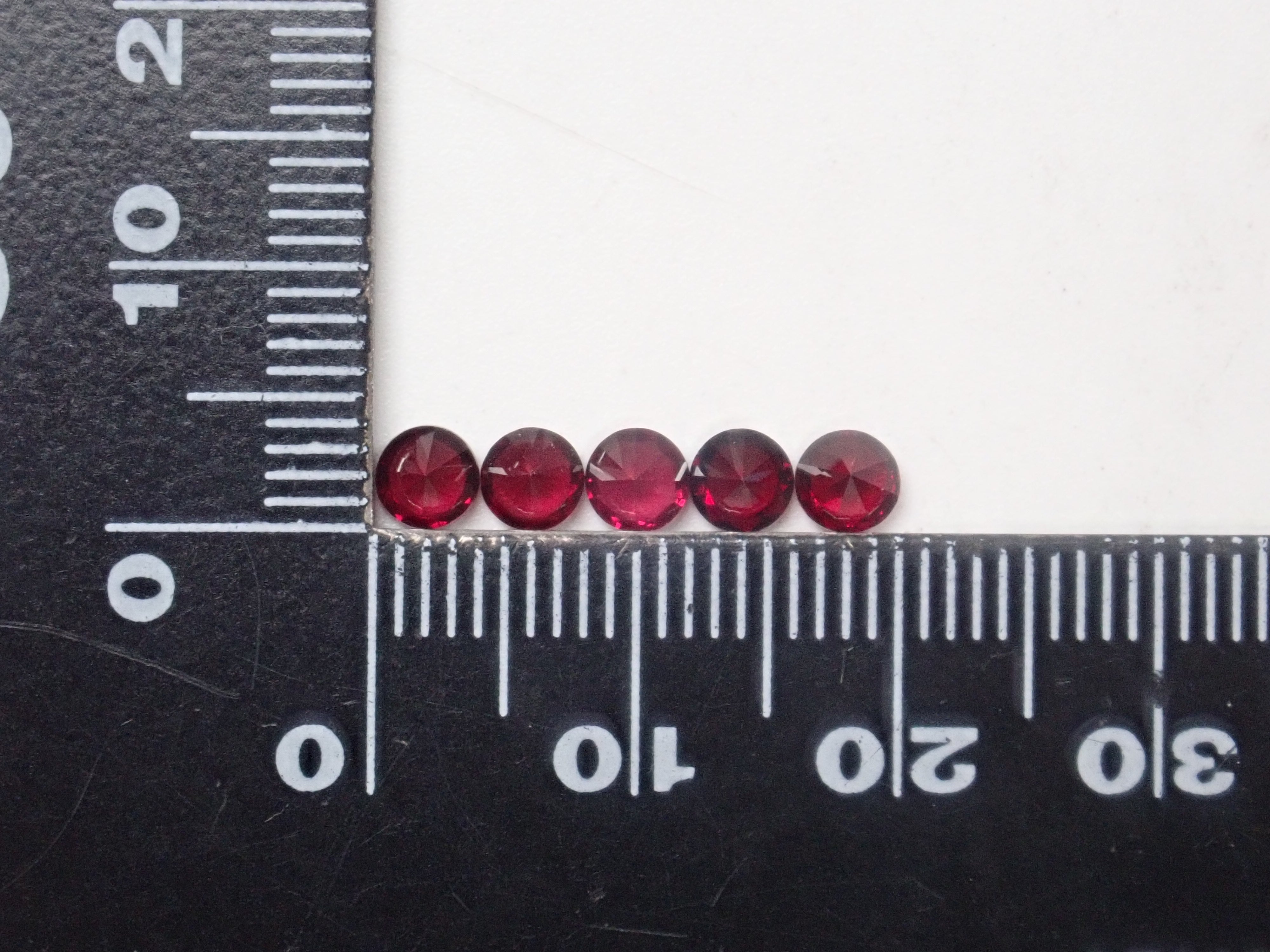 Limited to 20 stones: American Anthill Garnet (Chrome Pyrope Garnet, Round Cut 4.0mm) 1 loose stone (Multiple purchase discounts available)