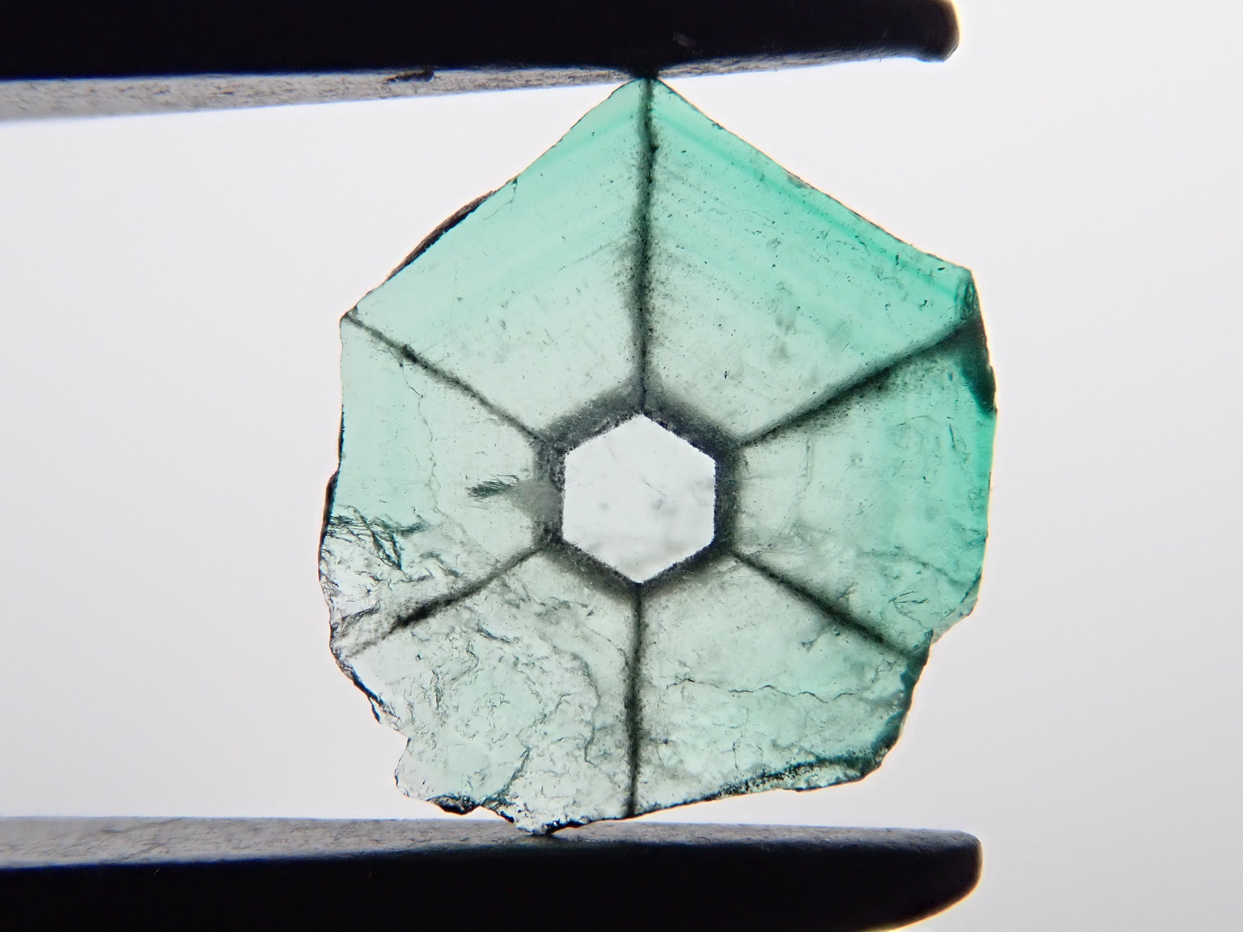 シュトラ エメラル コロンビア産トラピッチェエメラルド 0.538ct原石