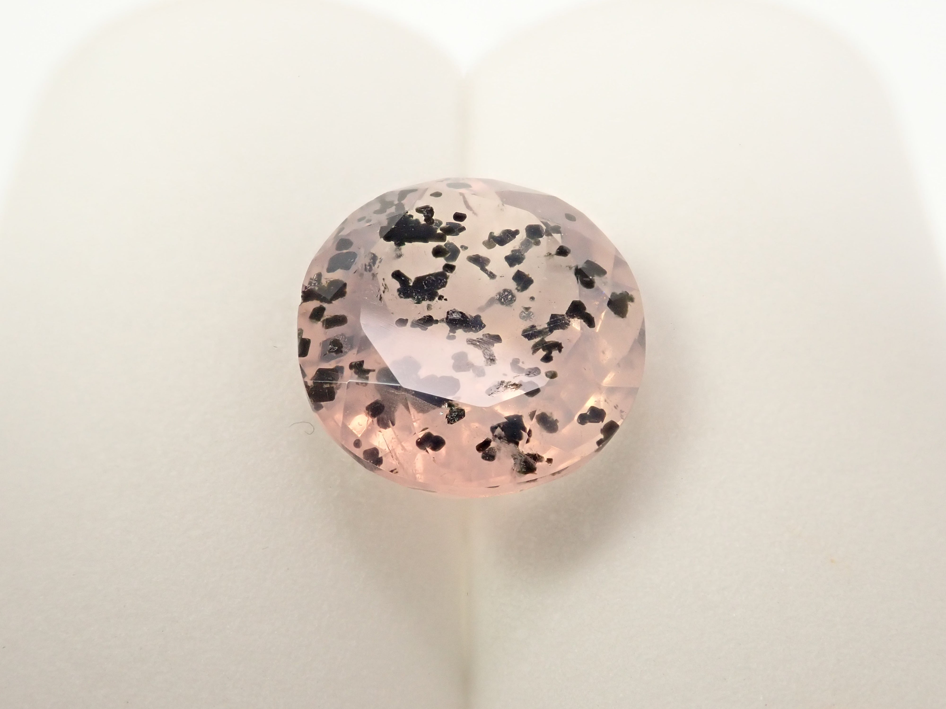 【12562768掲載】ブラジル産マイカインローズクォーツ（雲母インローズクォーツ） 8.477ctルース