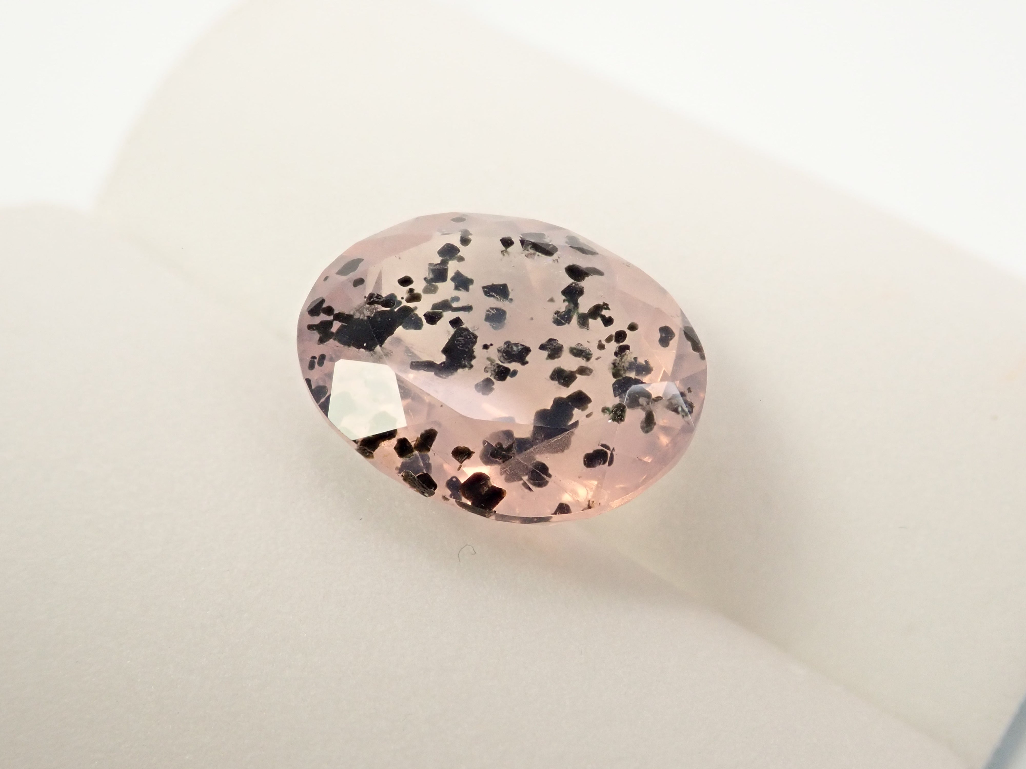 【12562768掲載】ブラジル産マイカインローズクォーツ（雲母インローズクォーツ） 8.477ctルース