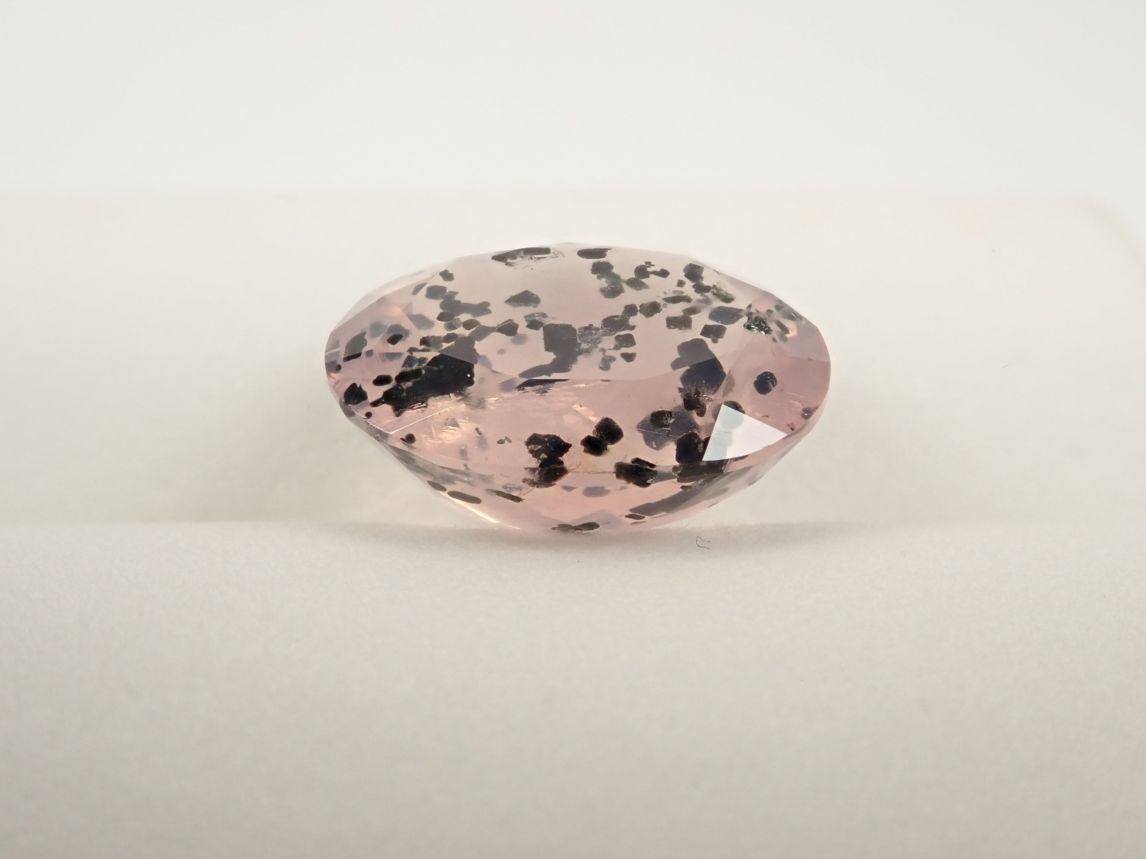 【12562768掲載】ブラジル産マイカインローズクォーツ（雲母インローズクォーツ） 8.477ctルース