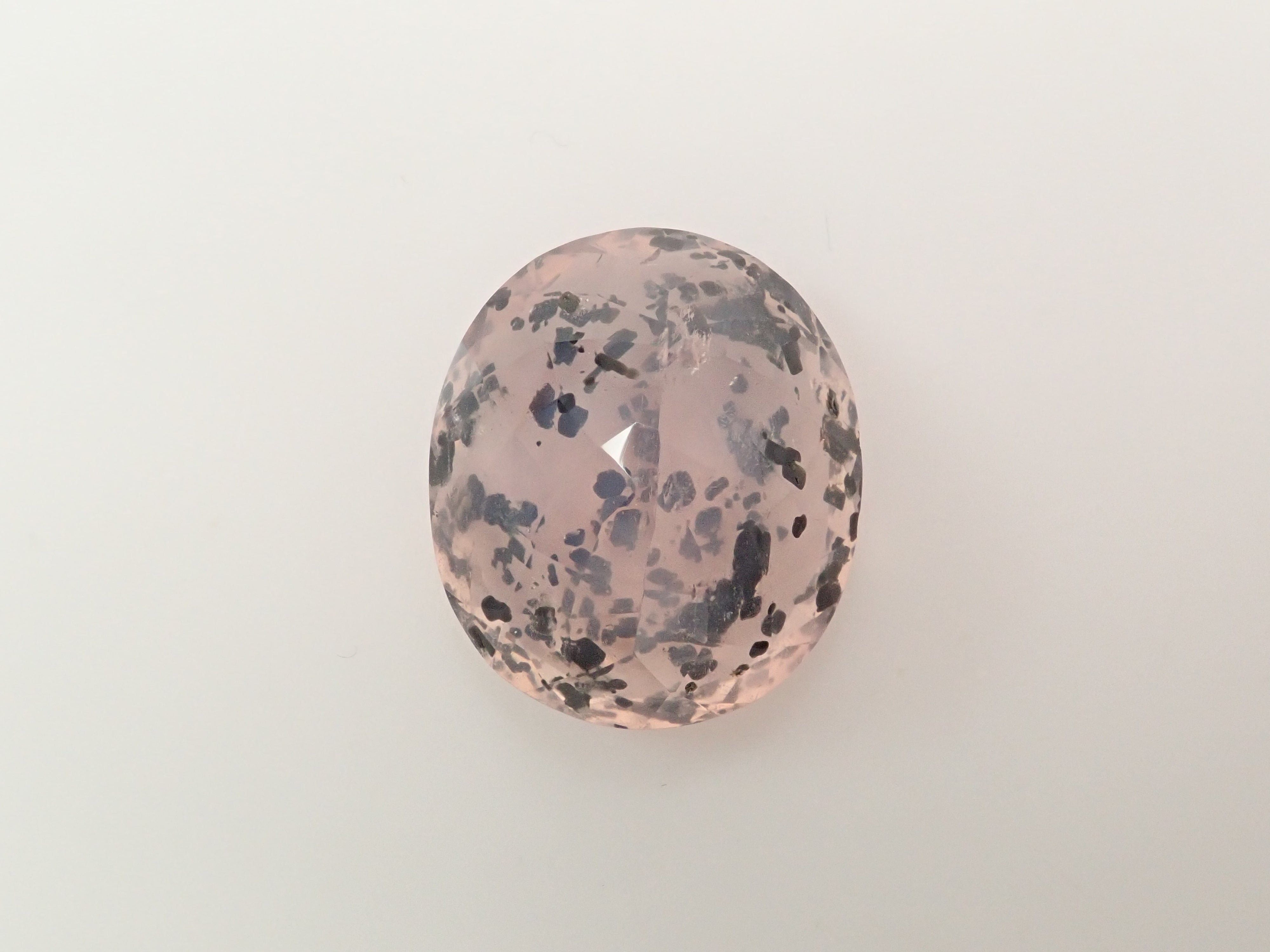 【12562768掲載】ブラジル産マイカインローズクォーツ（雲母インローズクォーツ） 8.477ctルース