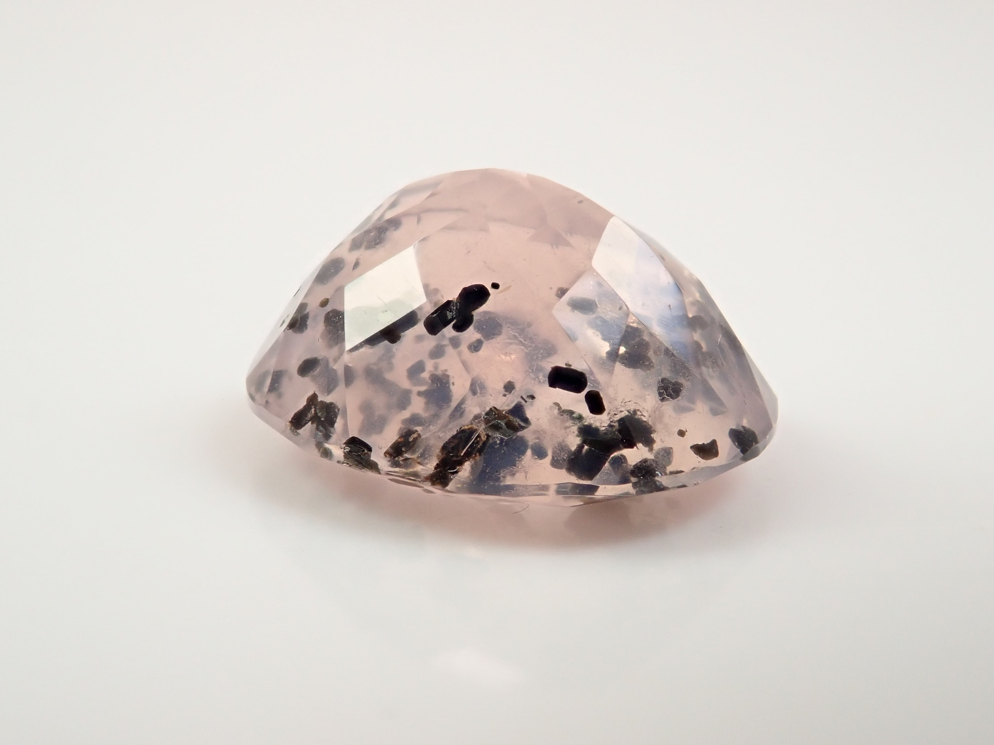 【12562768掲載】ブラジル産マイカインローズクォーツ（雲母インローズクォーツ） 8.477ctルース