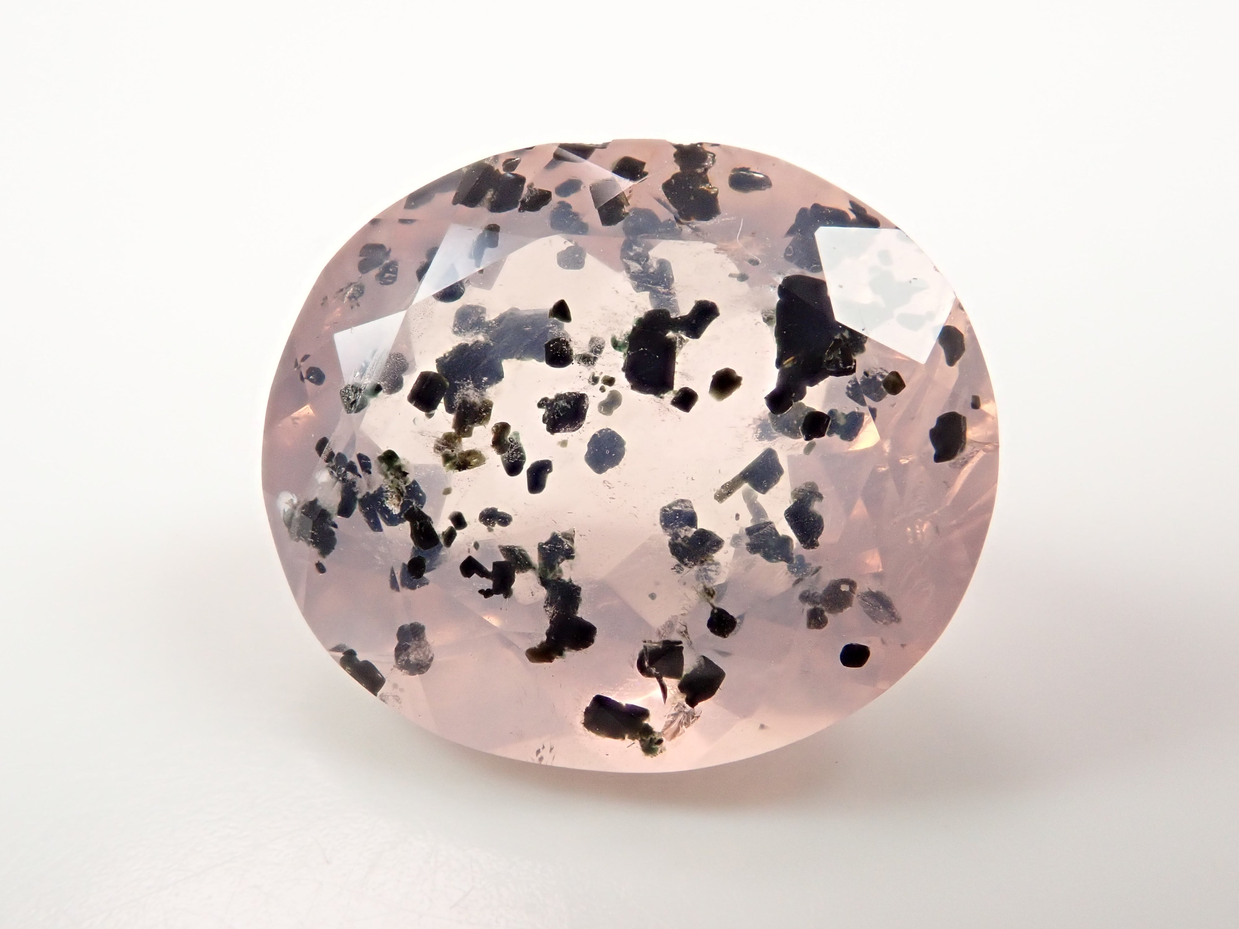 【12562768掲載】ブラジル産マイカインローズクォーツ（雲母インローズクォーツ） 8.477ctルース