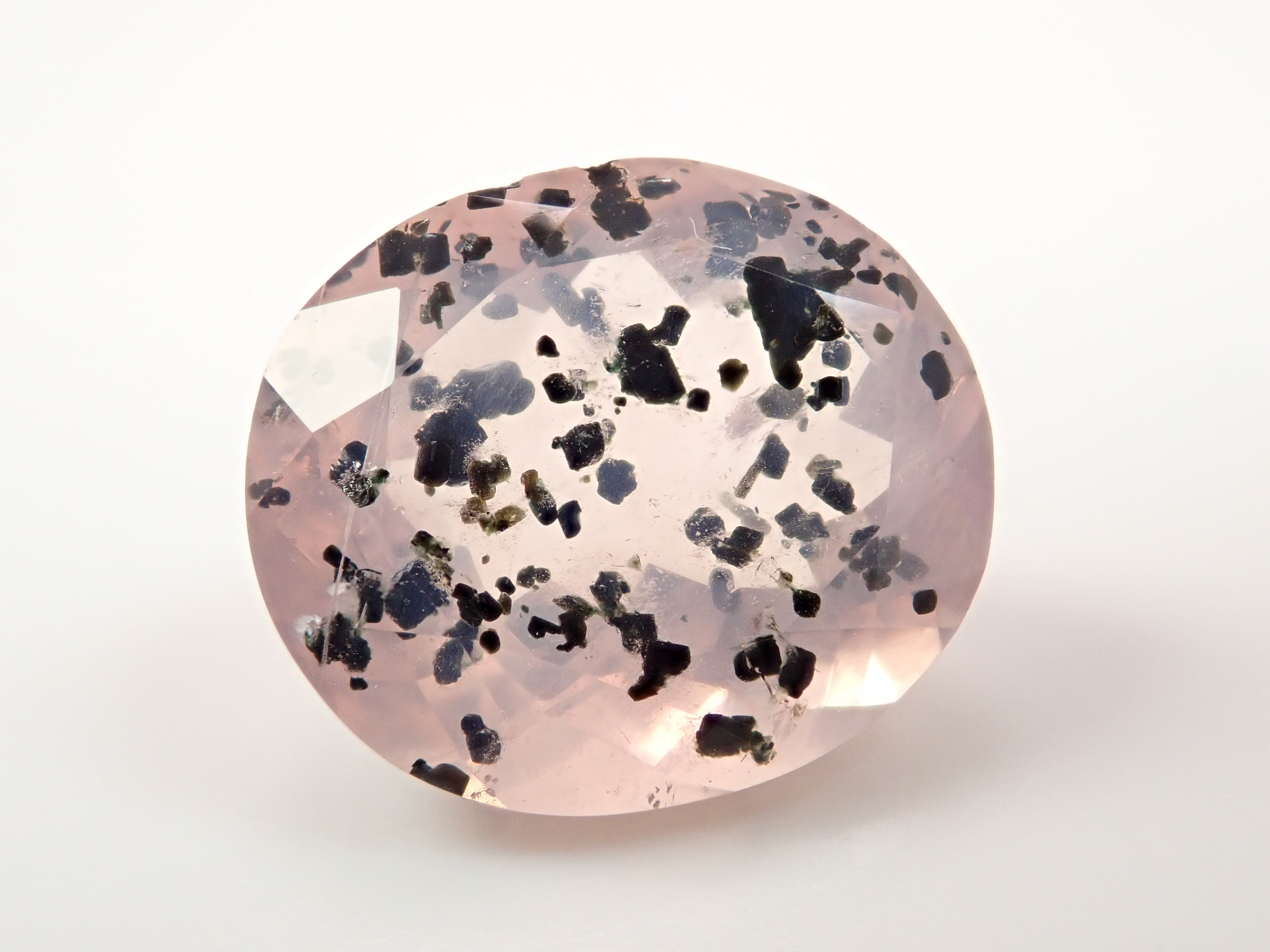 【12562768掲載】ブラジル産マイカインローズクォーツ（雲母インローズクォーツ） 8.477ctルース