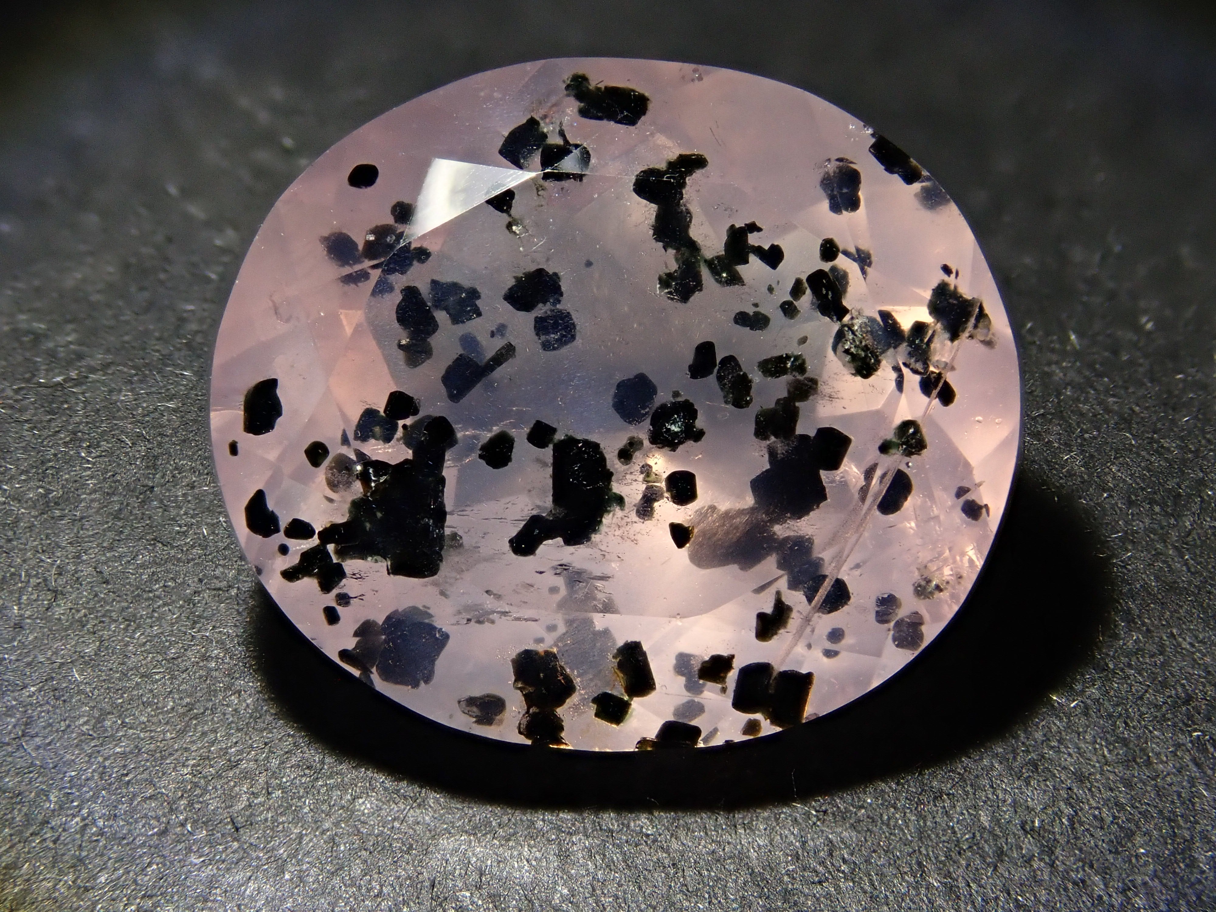 【12562768掲載】ブラジル産マイカインローズクォーツ（雲母インローズクォーツ） 8.477ctルース