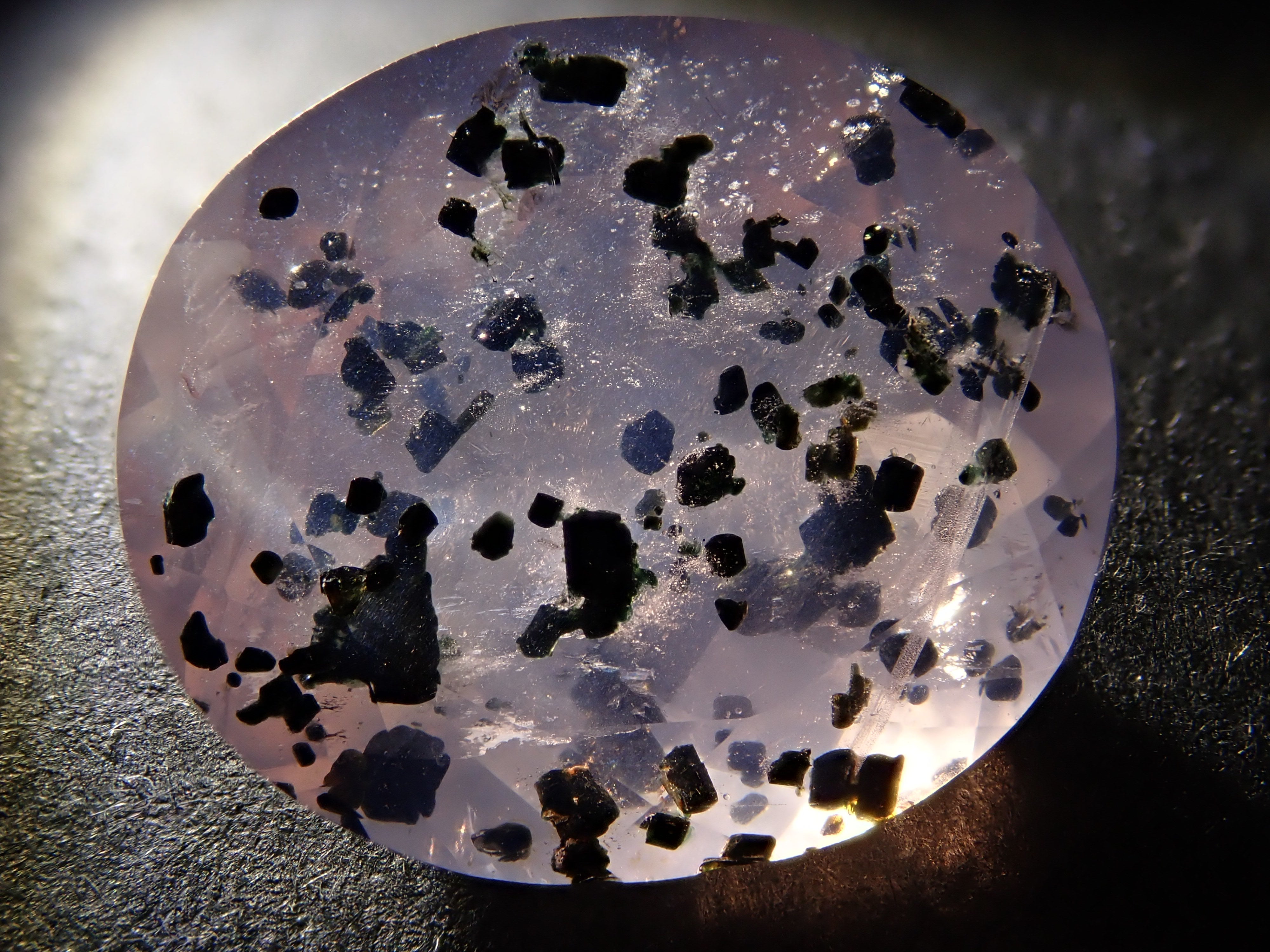 【12562768掲載】ブラジル産マイカインローズクォーツ（雲母インローズクォーツ） 8.477ctルース