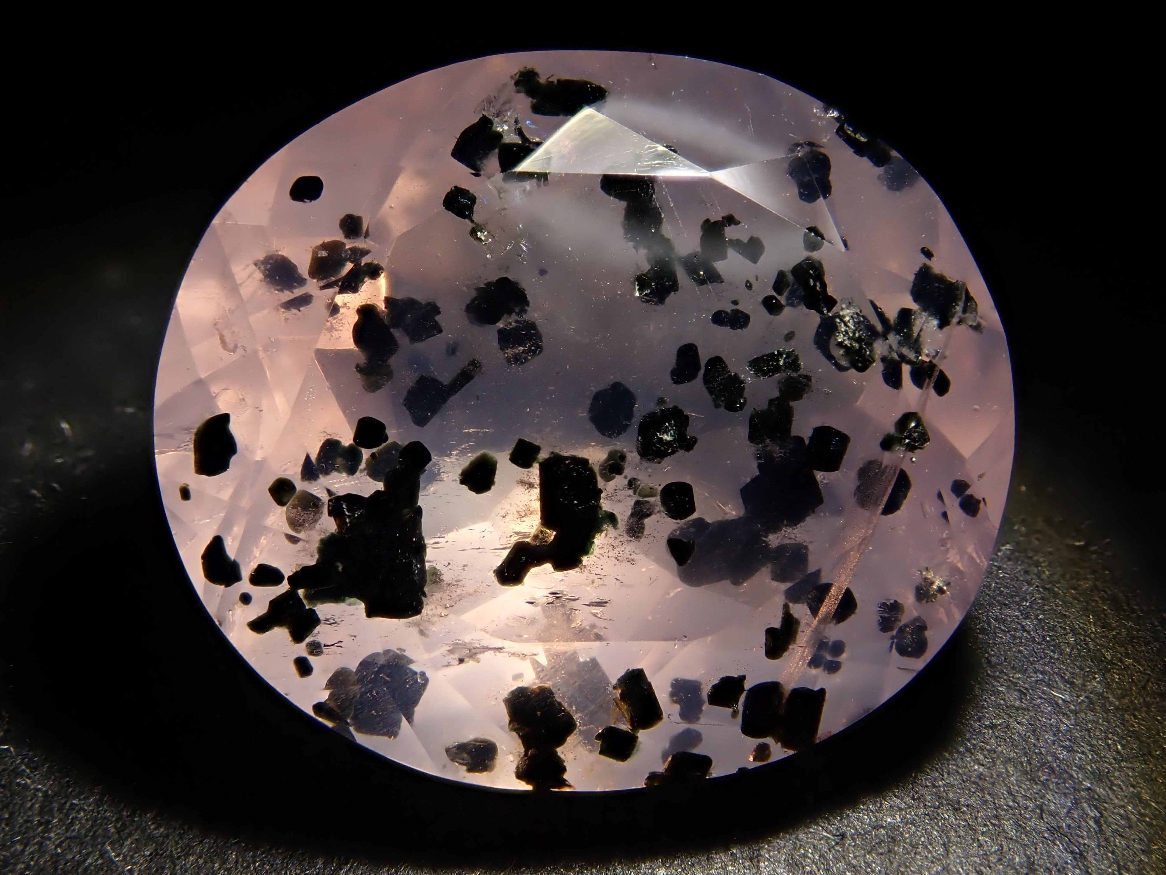 【12562768掲載】ブラジル産マイカインローズクォーツ（雲母インローズクォーツ） 8.477ctルース