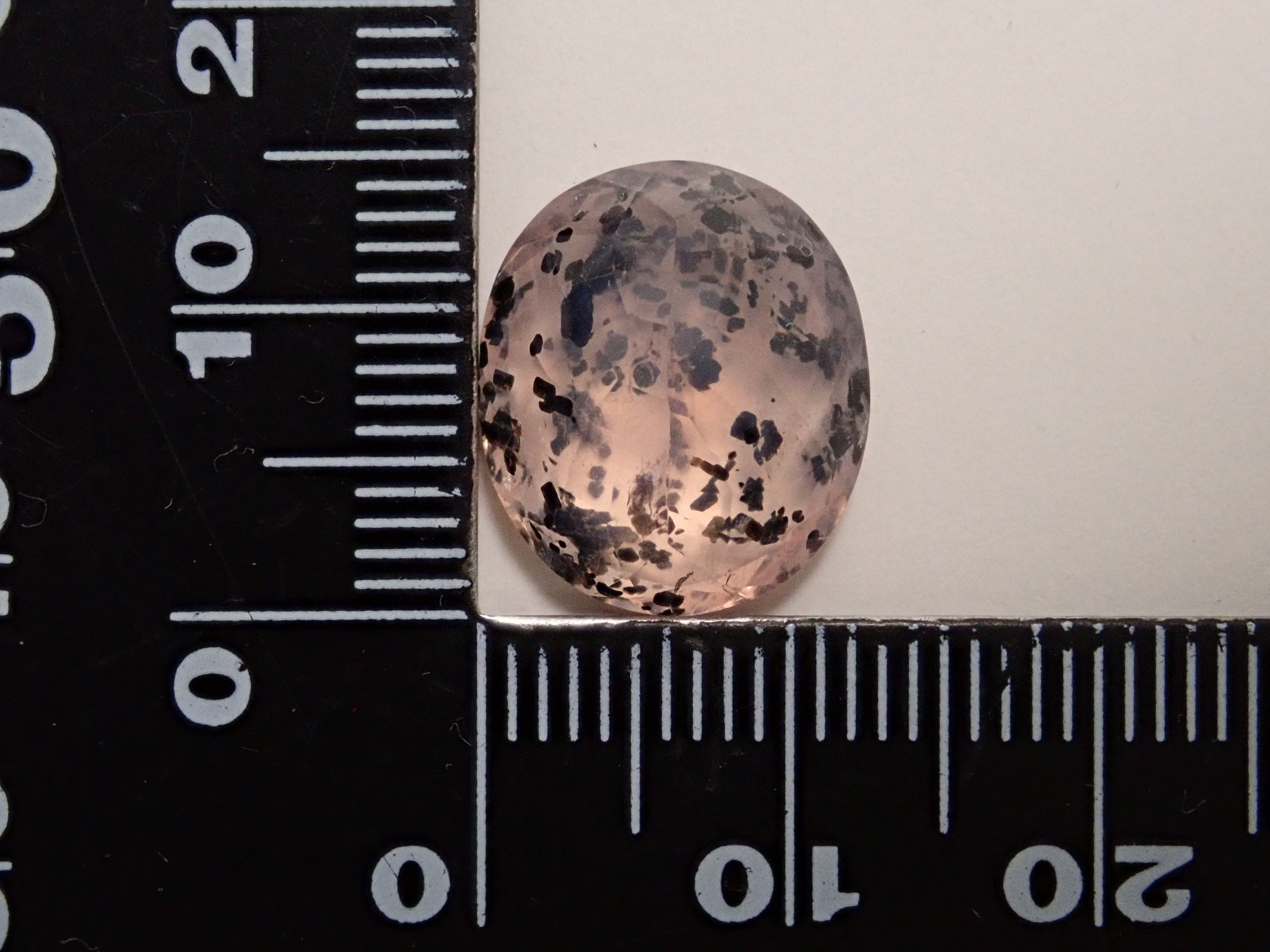 【12562768掲載】ブラジル産マイカインローズクォーツ（雲母インローズクォーツ） 8.477ctルース