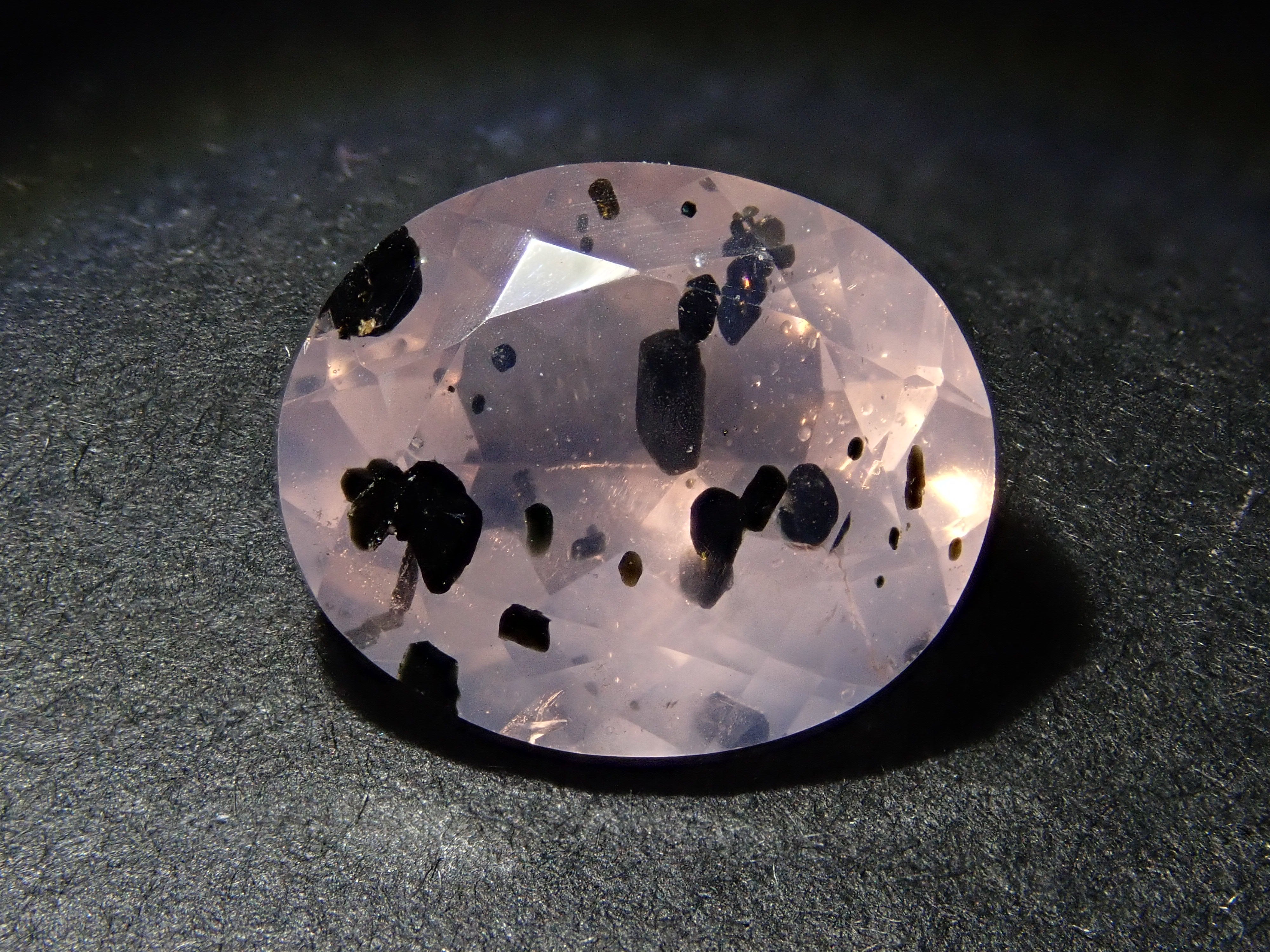 【12562769掲載】ブラジル産マイカインローズクォーツ（雲母インローズクォーツ） 3.123ctルース