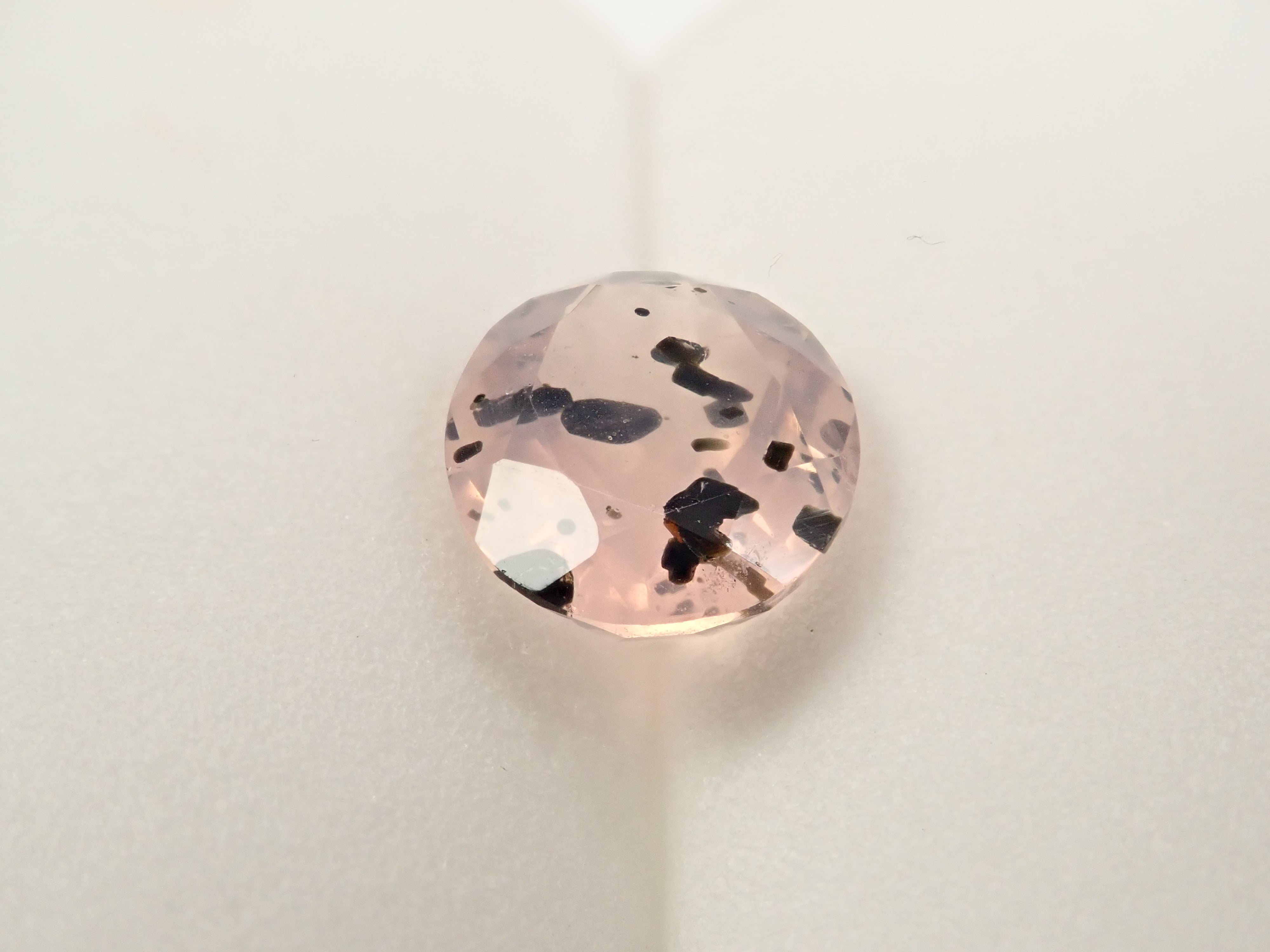 【12562769掲載】ブラジル産マイカインローズクォーツ（雲母インローズクォーツ） 3.123ctルース