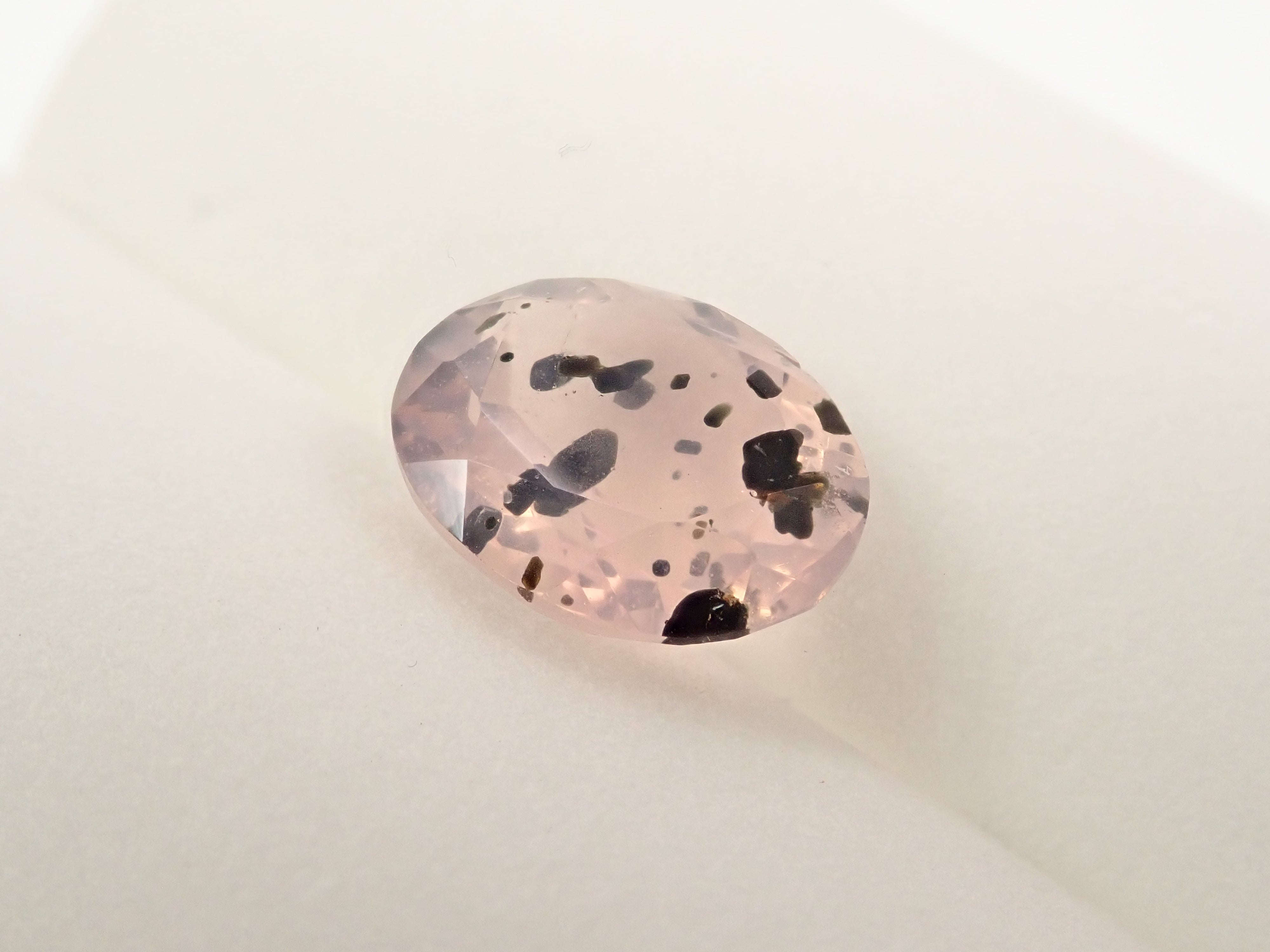 【12562769掲載】ブラジル産マイカインローズクォーツ（雲母インローズクォーツ） 3.123ctルース