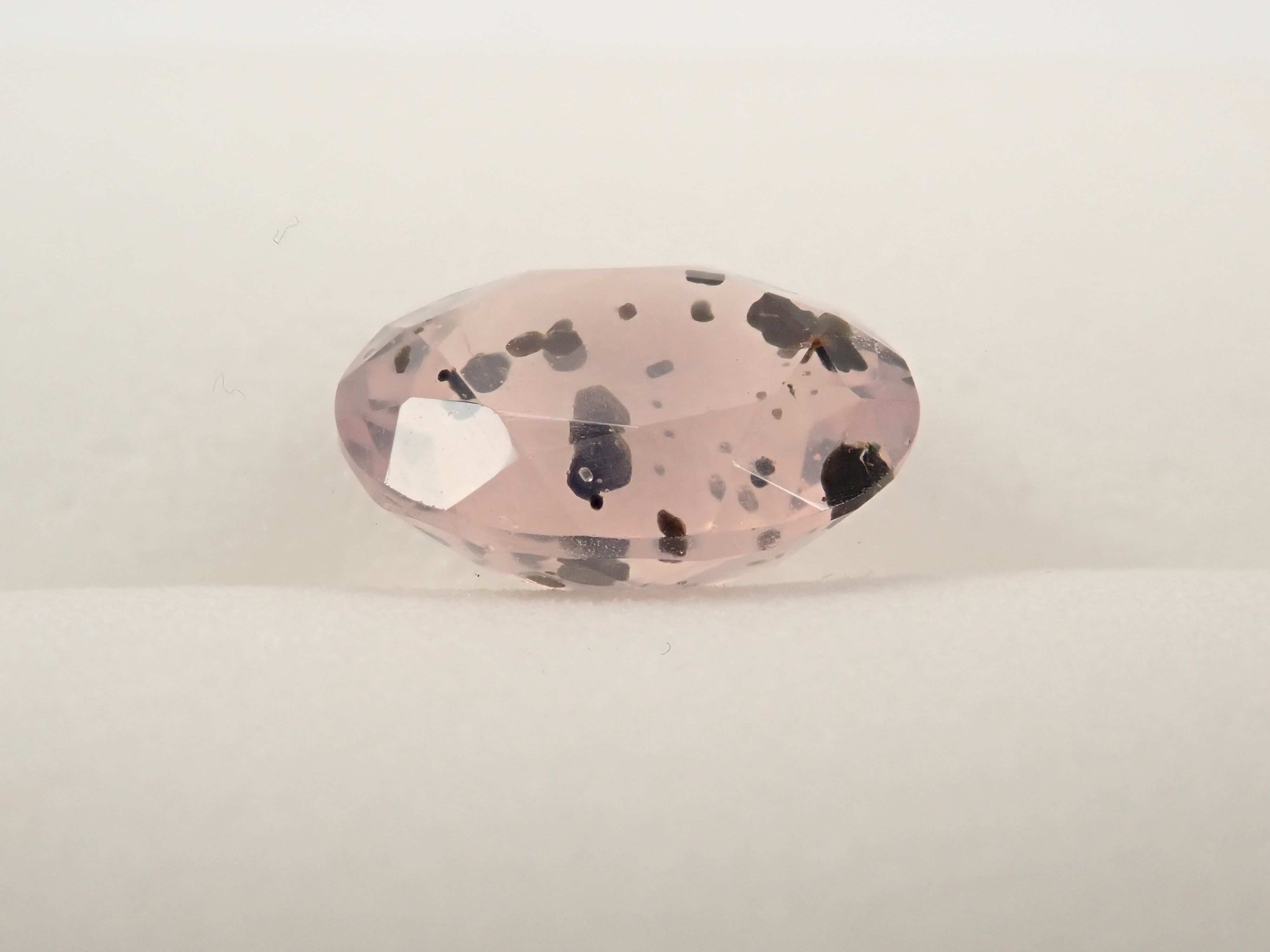 【12562769掲載】ブラジル産マイカインローズクォーツ（雲母インローズクォーツ） 3.123ctルース