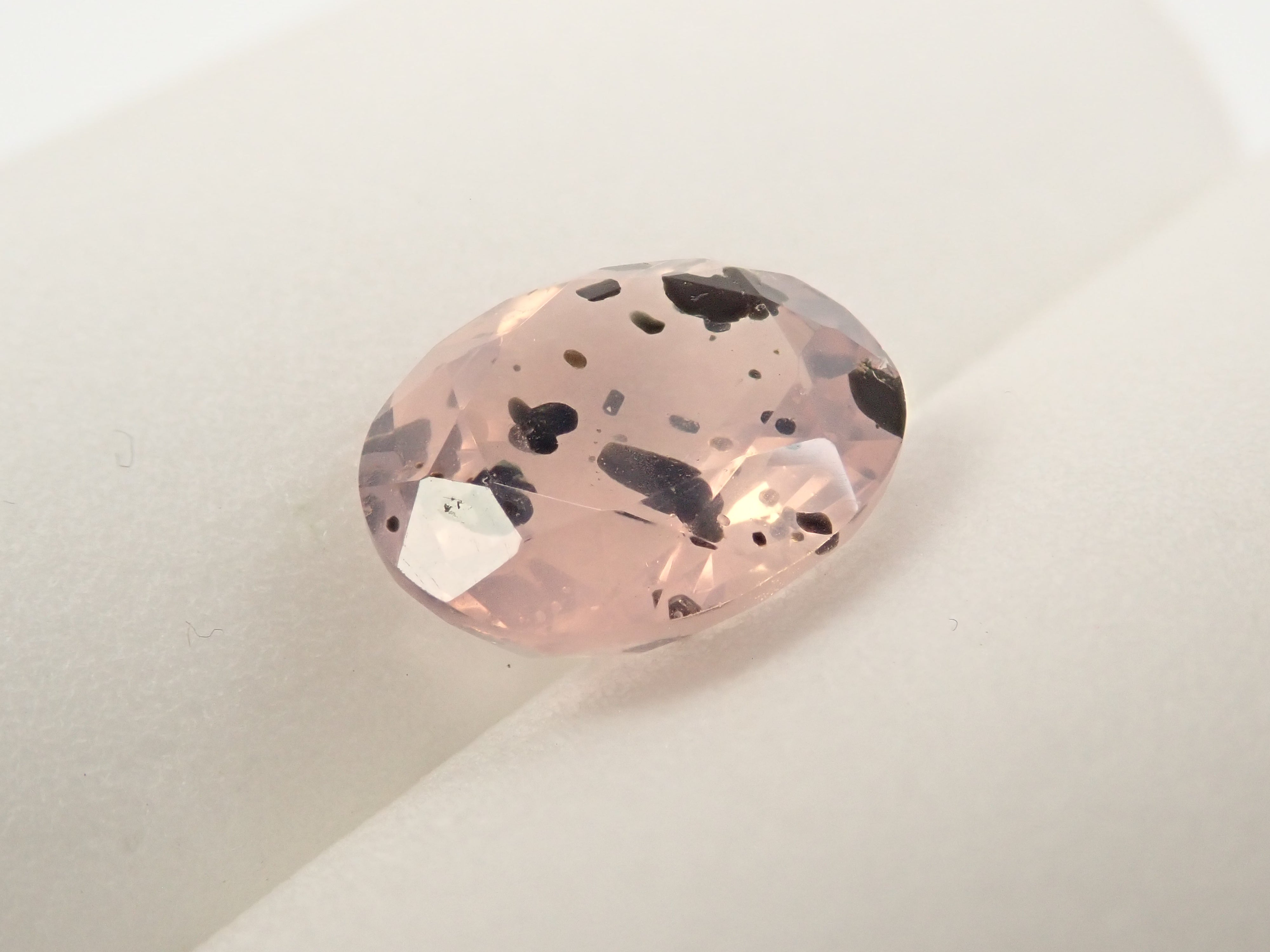 【12562769掲載】ブラジル産マイカインローズクォーツ（雲母インローズクォーツ） 3.123ctルース