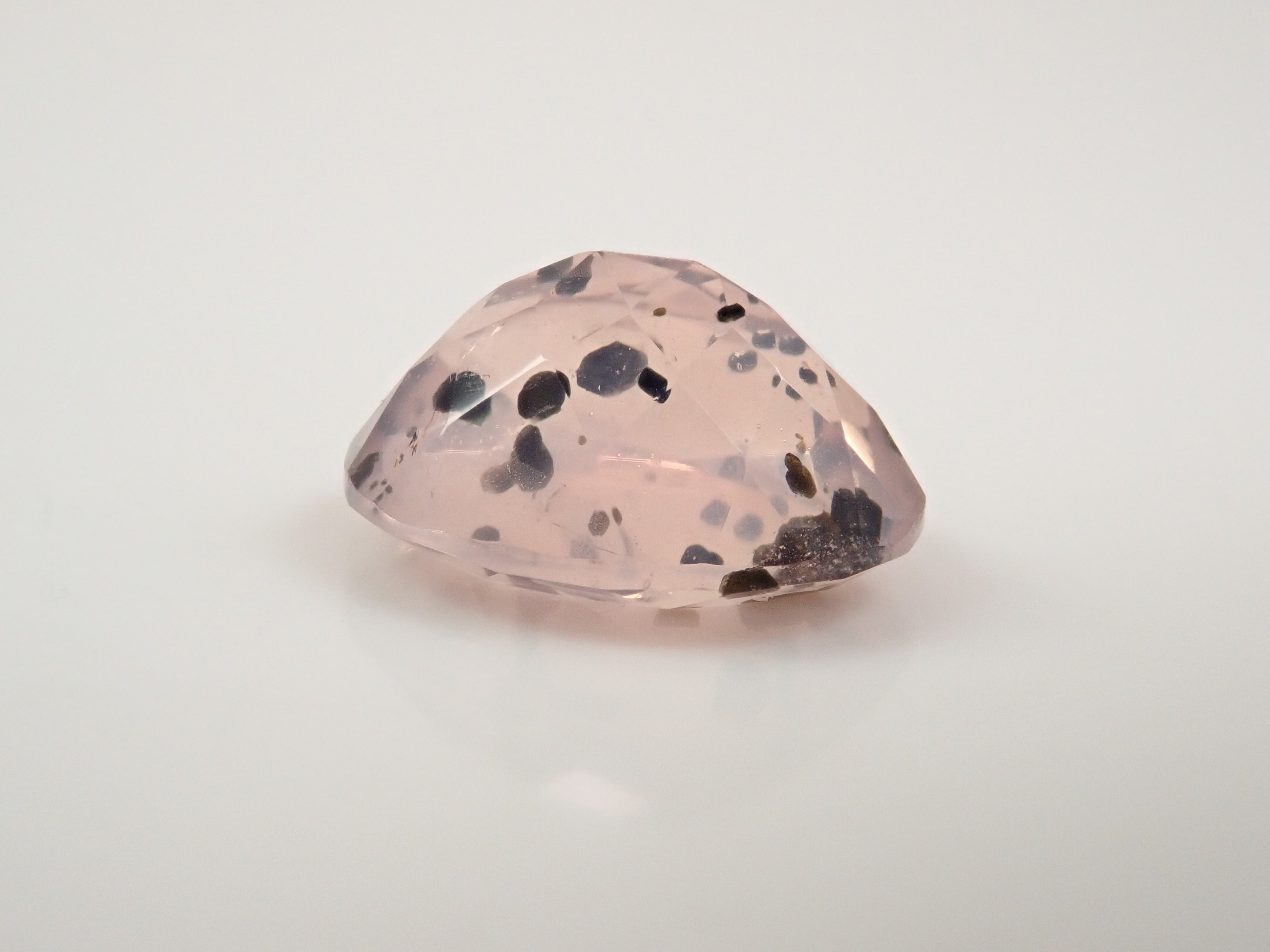 【12562769掲載】ブラジル産マイカインローズクォーツ（雲母インローズクォーツ） 3.123ctルース