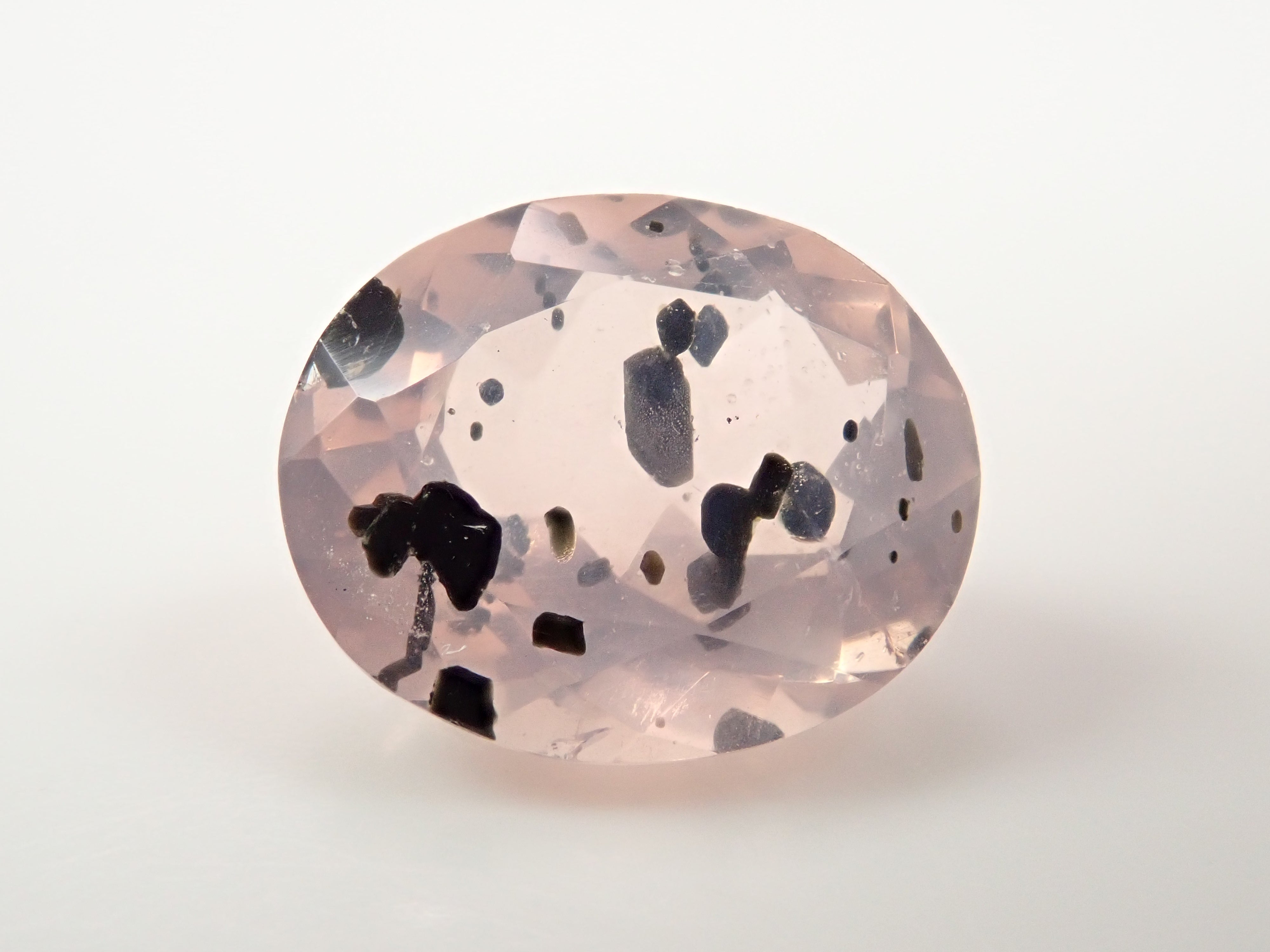 【12562769掲載】ブラジル産マイカインローズクォーツ（雲母インローズクォーツ） 3.123ctルース