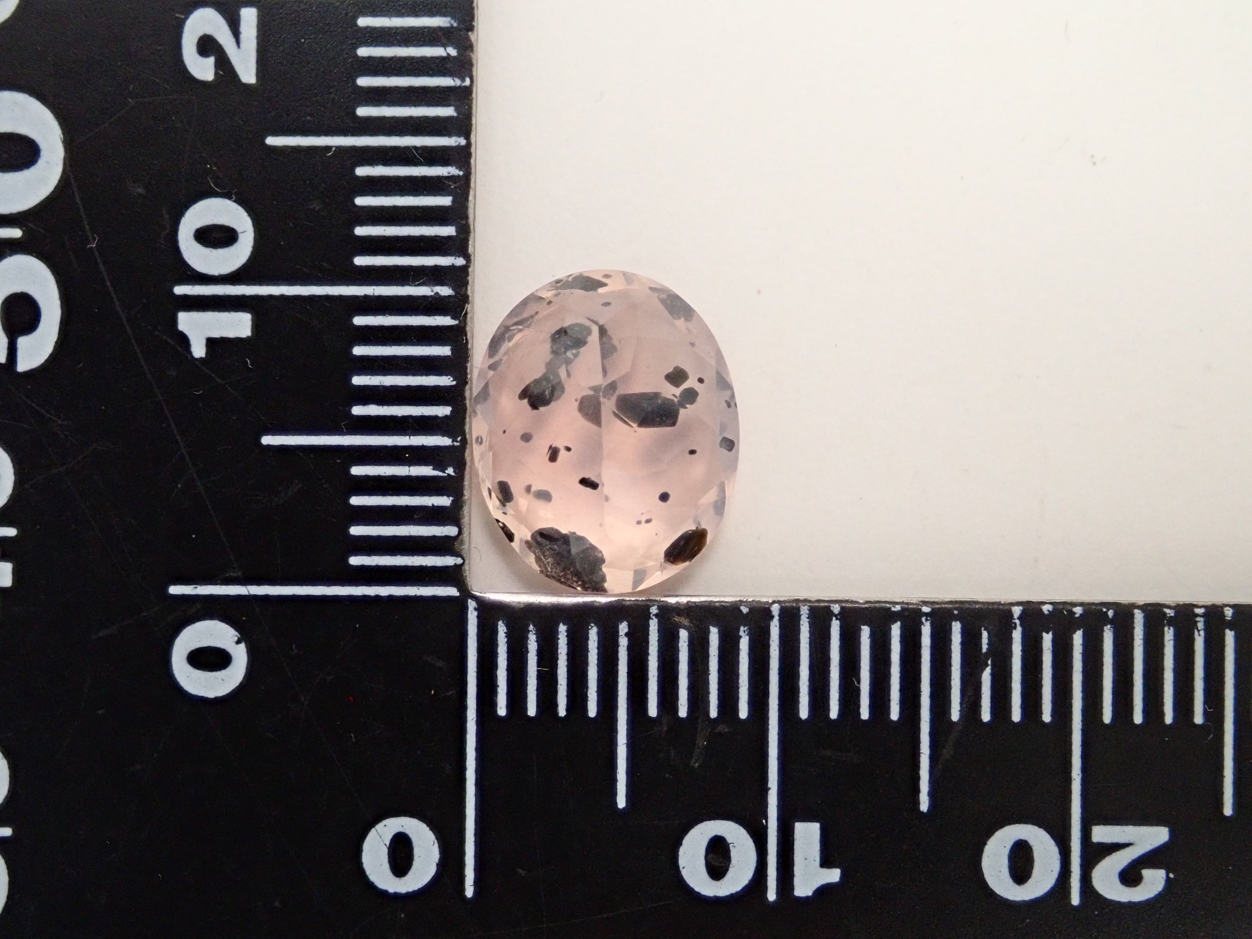 【12562769掲載】ブラジル産マイカインローズクォーツ（雲母インローズクォーツ） 3.123ctルース