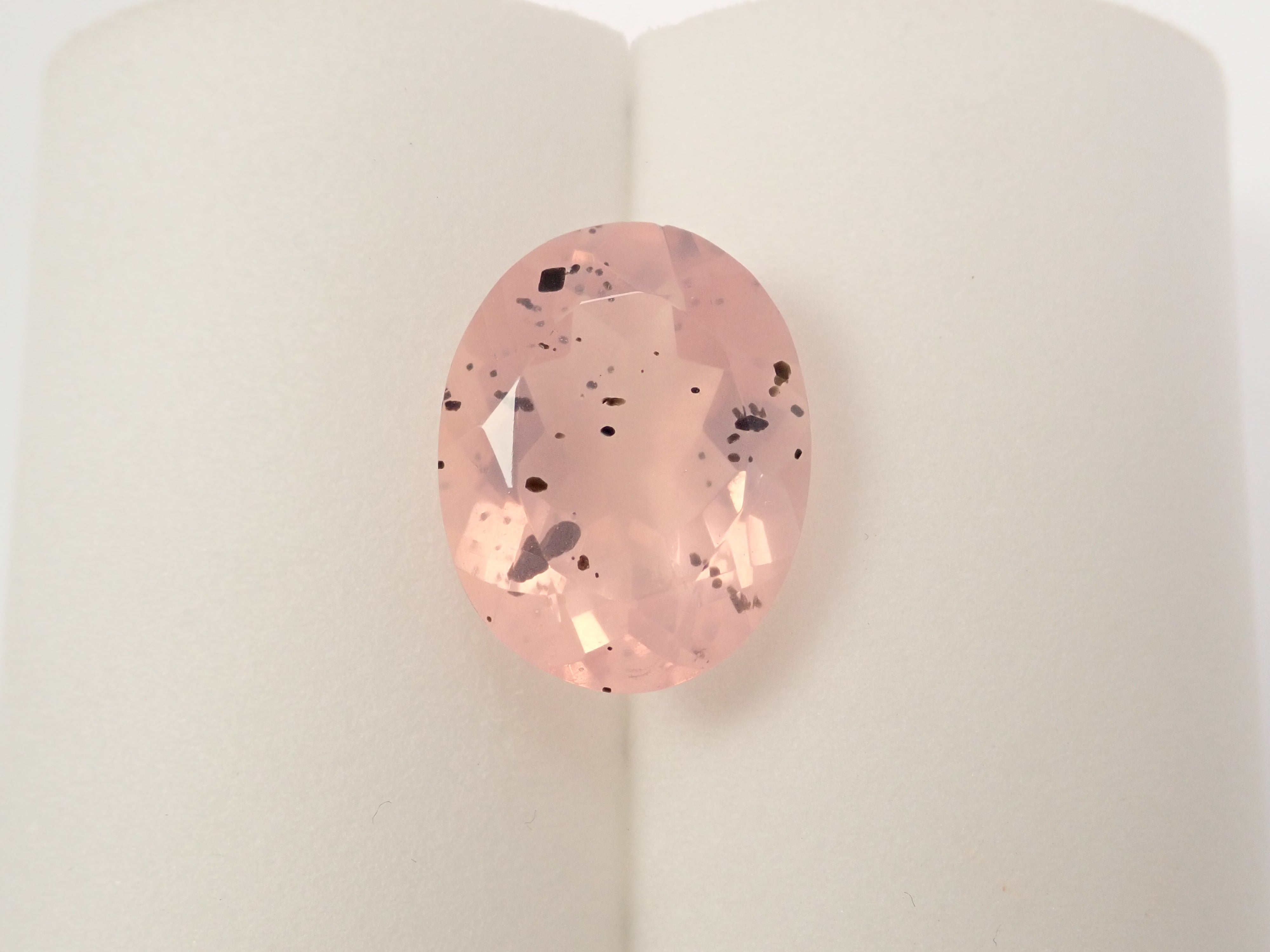 【12562770掲載】ブラジル産マイカインローズクォーツ（雲母インローズクォーツ） 8.773ctルース