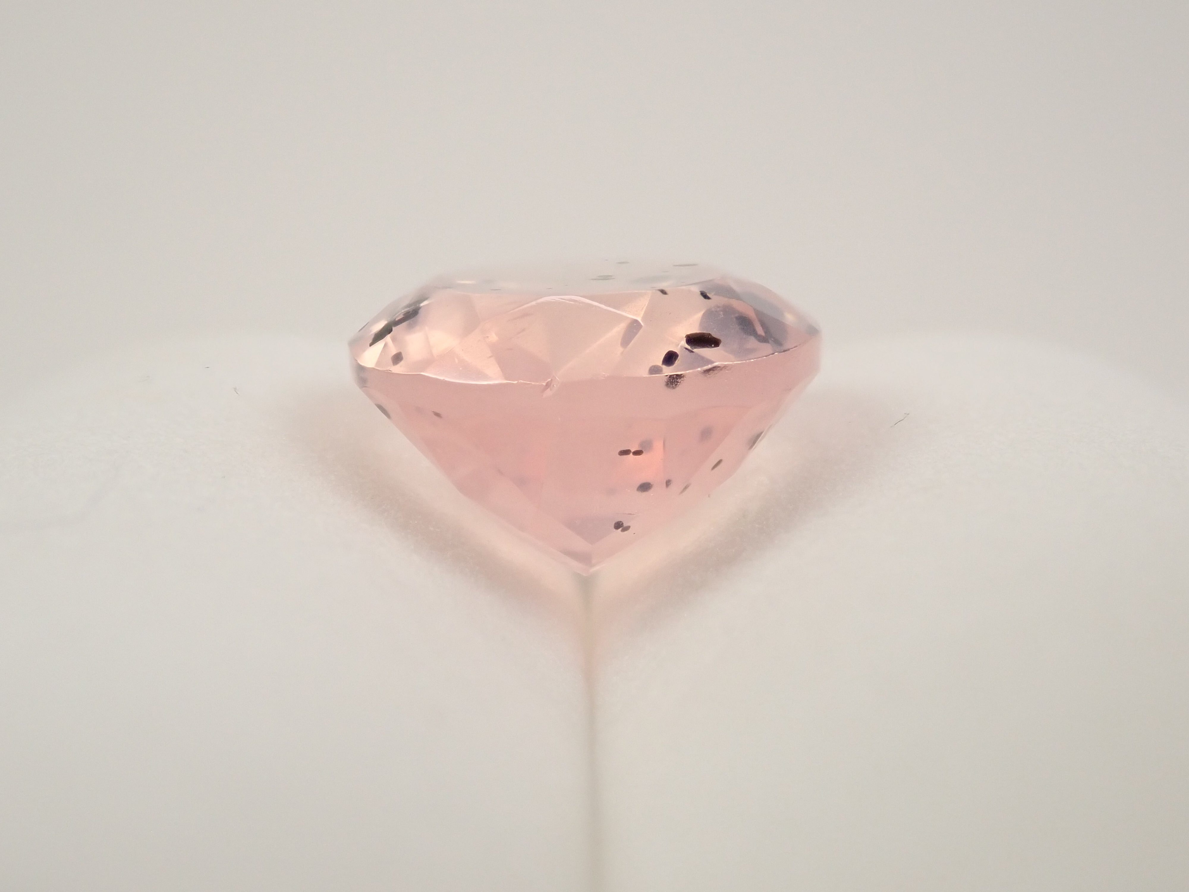 【12562770掲載】ブラジル産マイカインローズクォーツ（雲母インローズクォーツ） 8.773ctルース