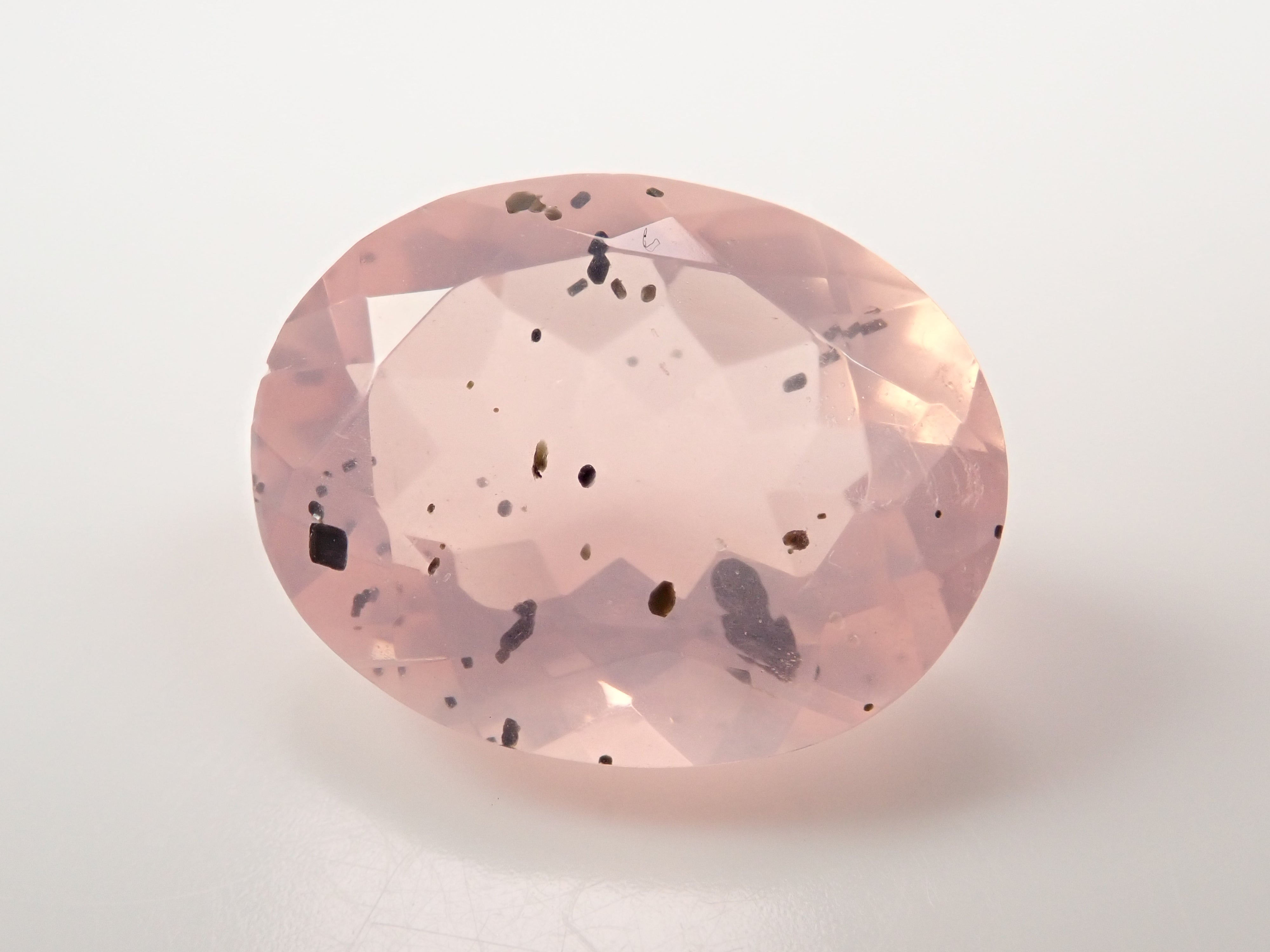 【12562770掲載】ブラジル産マイカインローズクォーツ（雲母インローズクォーツ） 8.773ctルース