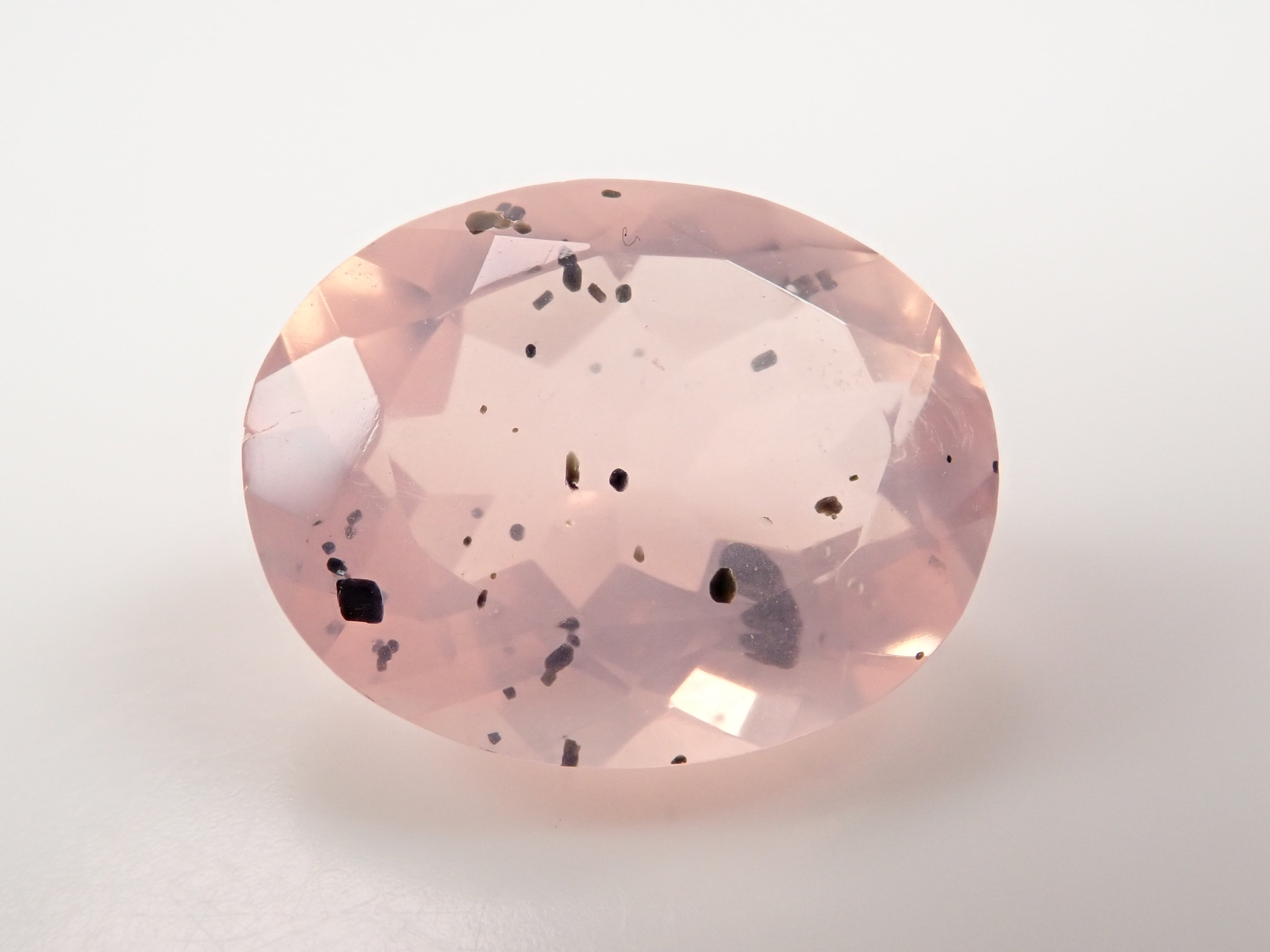 【12562770掲載】ブラジル産マイカインローズクォーツ（雲母インローズクォーツ） 8.773ctルース