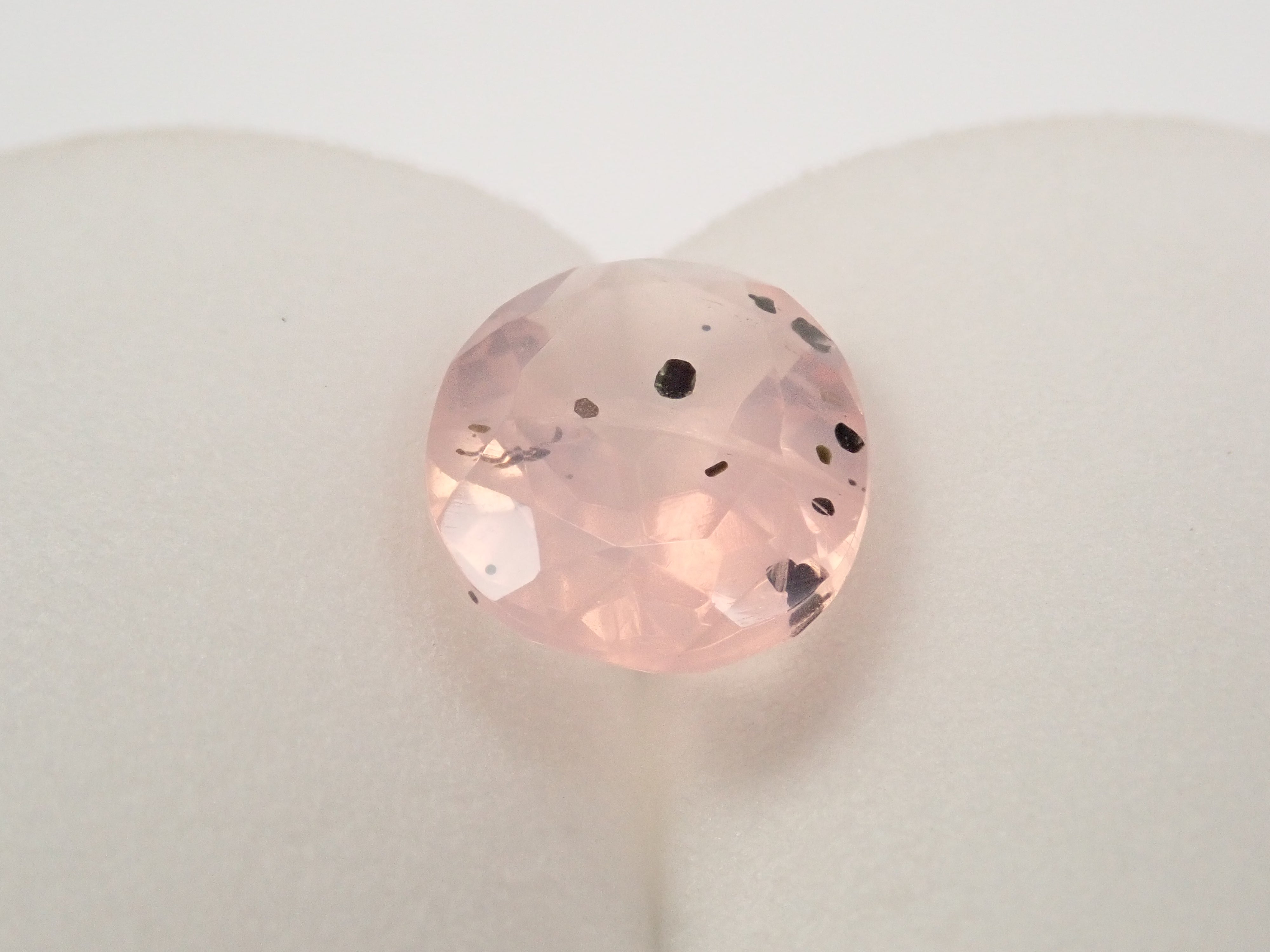 【12562771掲載】ブラジル産マイカインローズクォーツ（雲母インローズクォーツ） 3.245ctルース