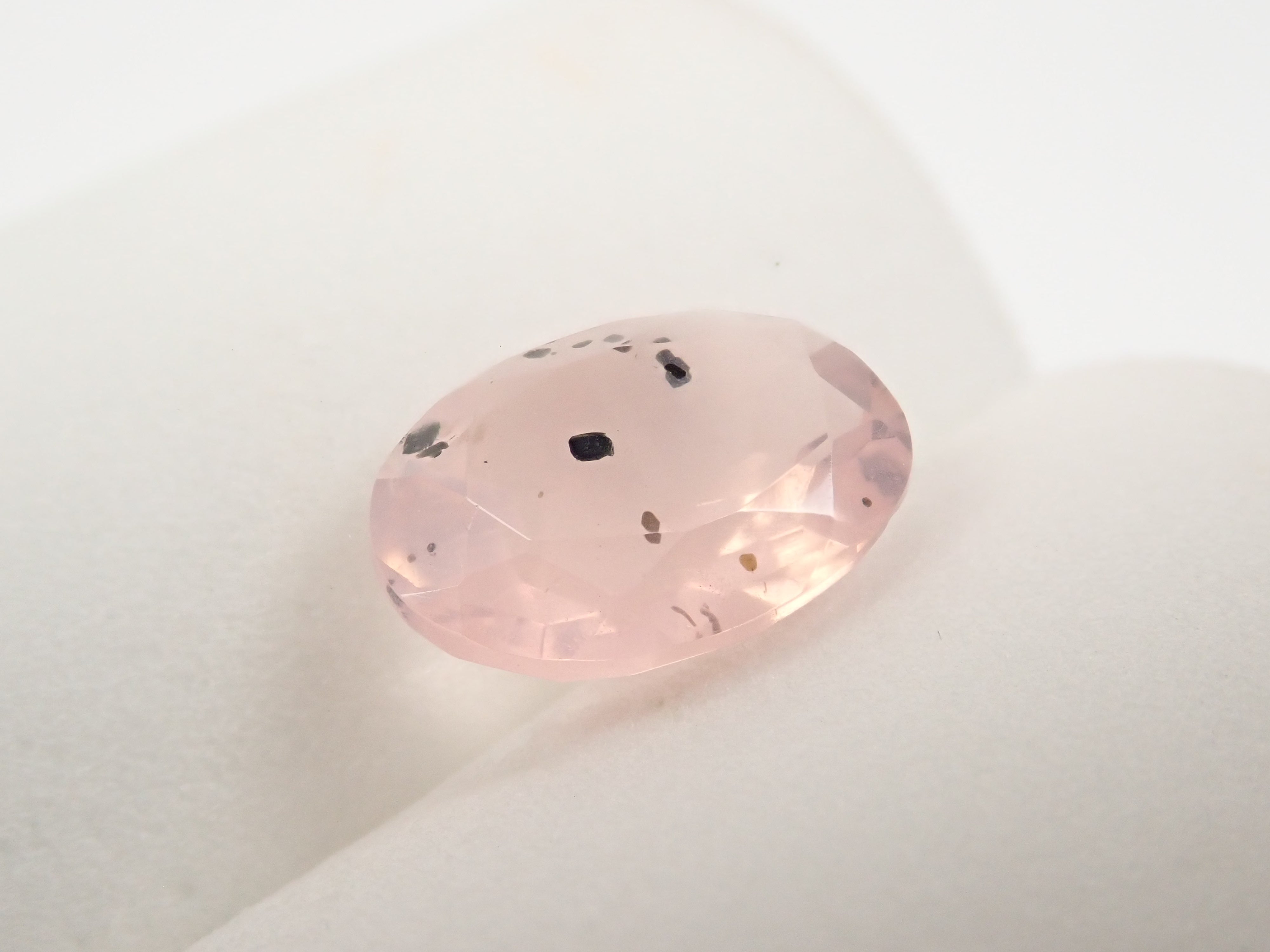 【12562771掲載】ブラジル産マイカインローズクォーツ（雲母インローズクォーツ） 3.245ctルース