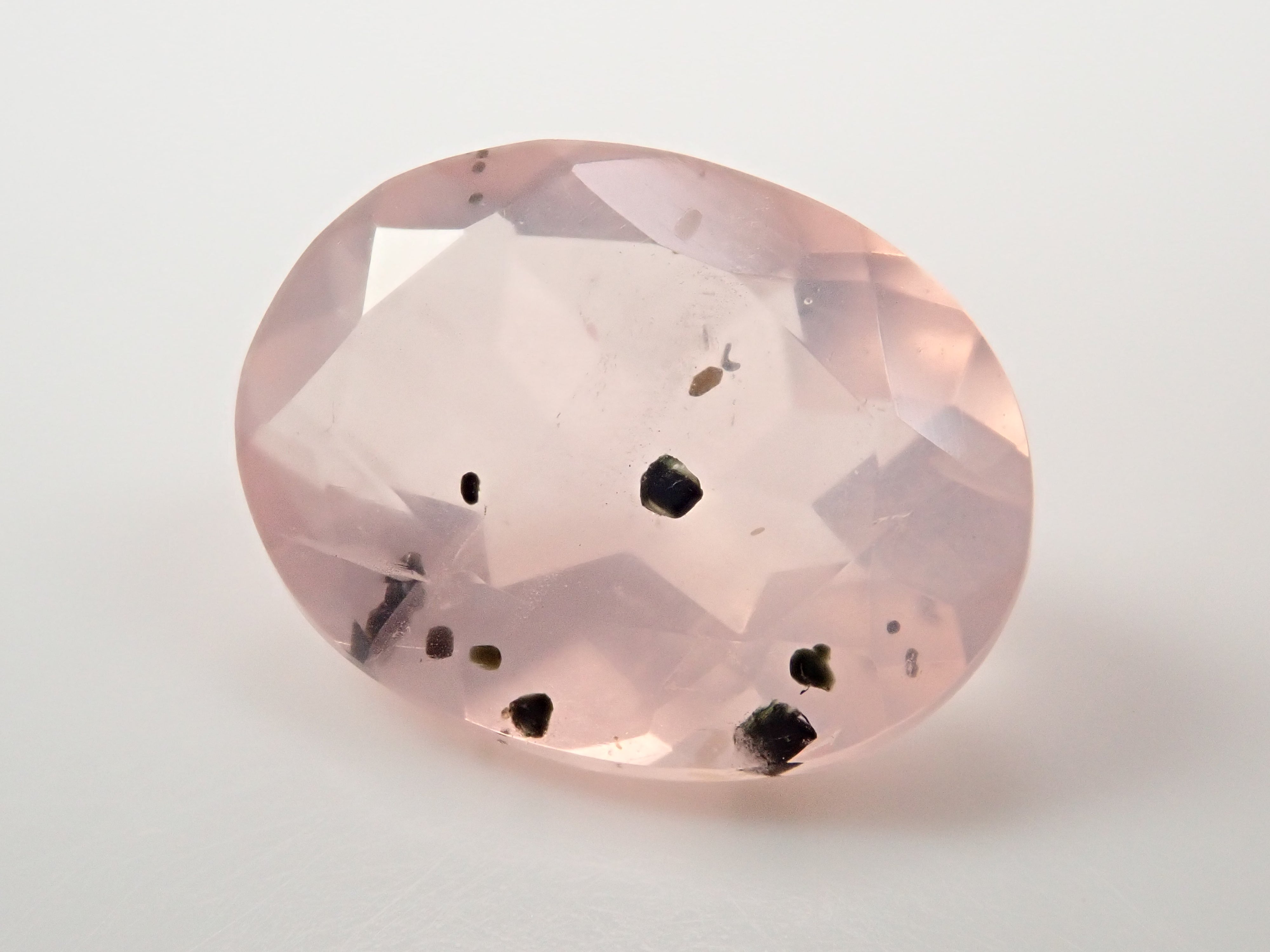 【12562771掲載】ブラジル産マイカインローズクォーツ（雲母インローズクォーツ） 3.245ctルース