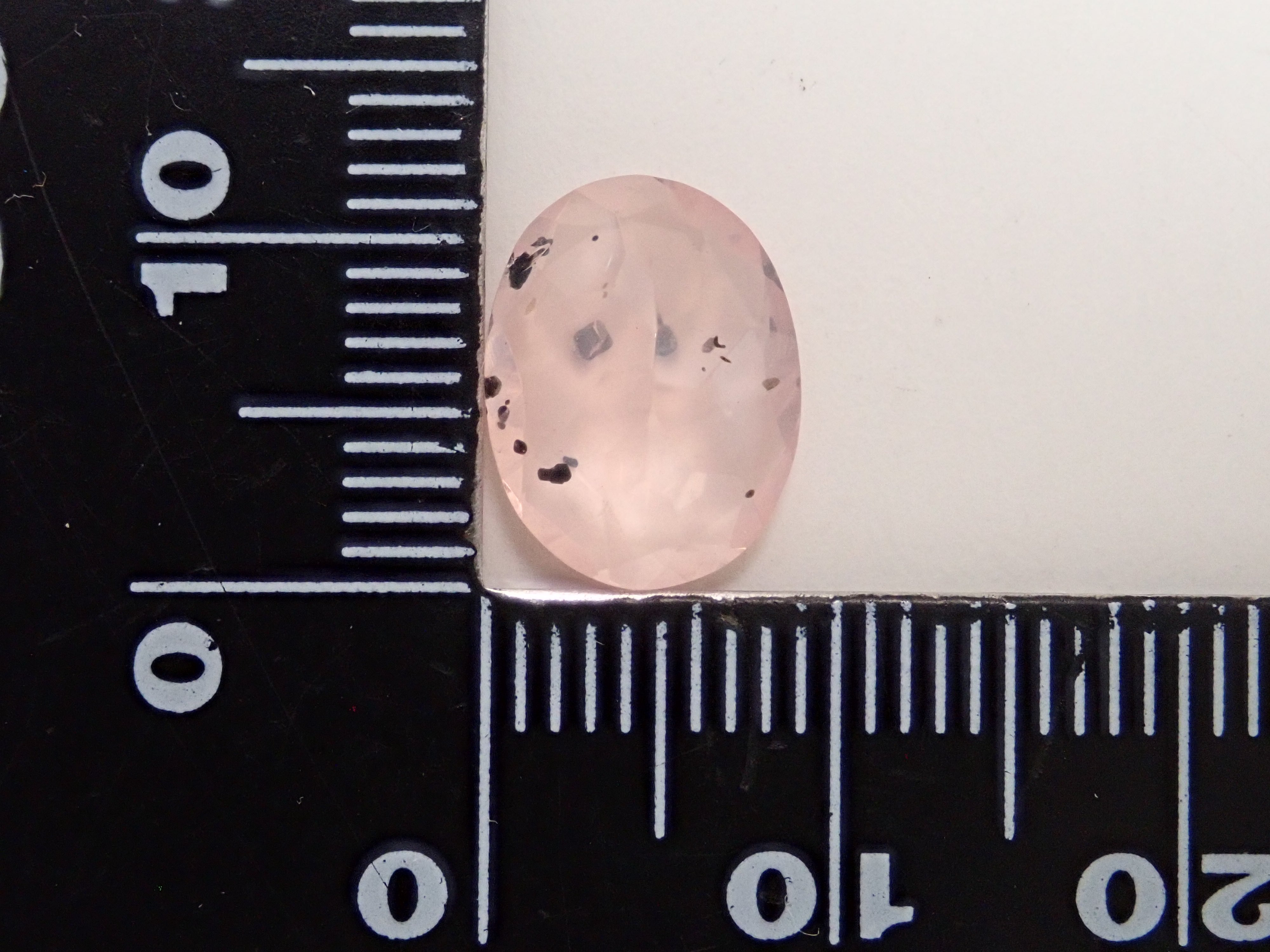 【12562771掲載】ブラジル産マイカインローズクォーツ（雲母インローズクォーツ） 3.245ctルース